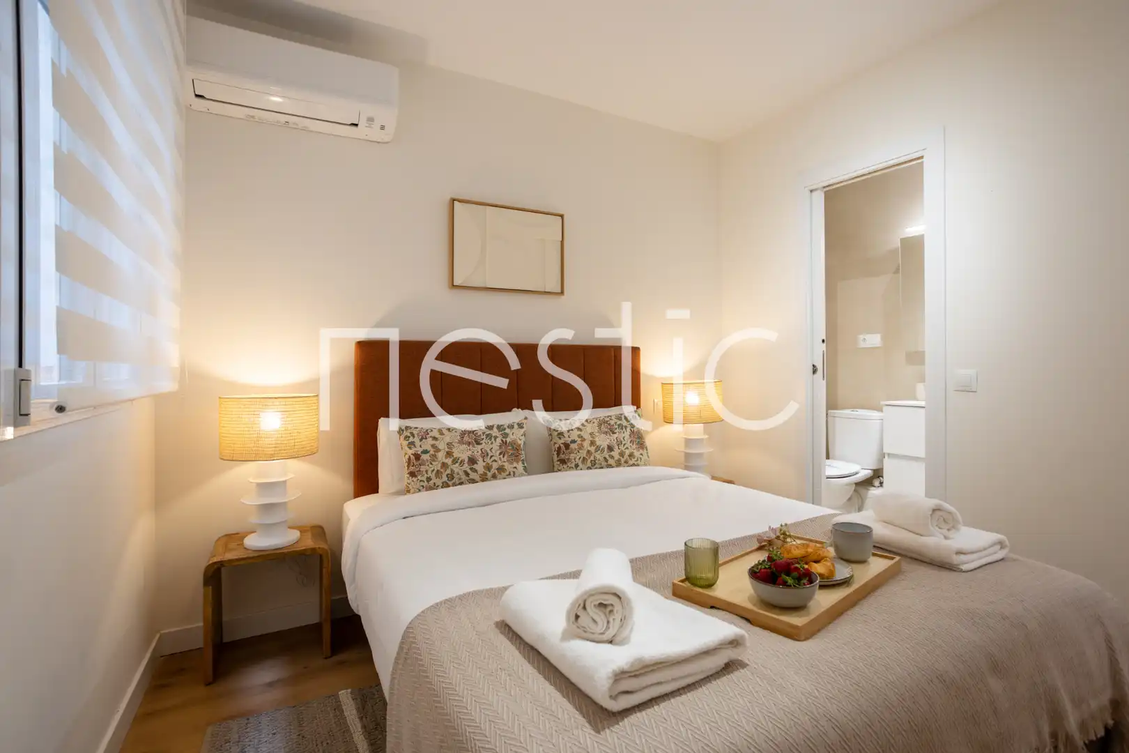 Dormitori de Apartament de lloguer en Madrid amb Aire condicionat, Calefacció i Moblat