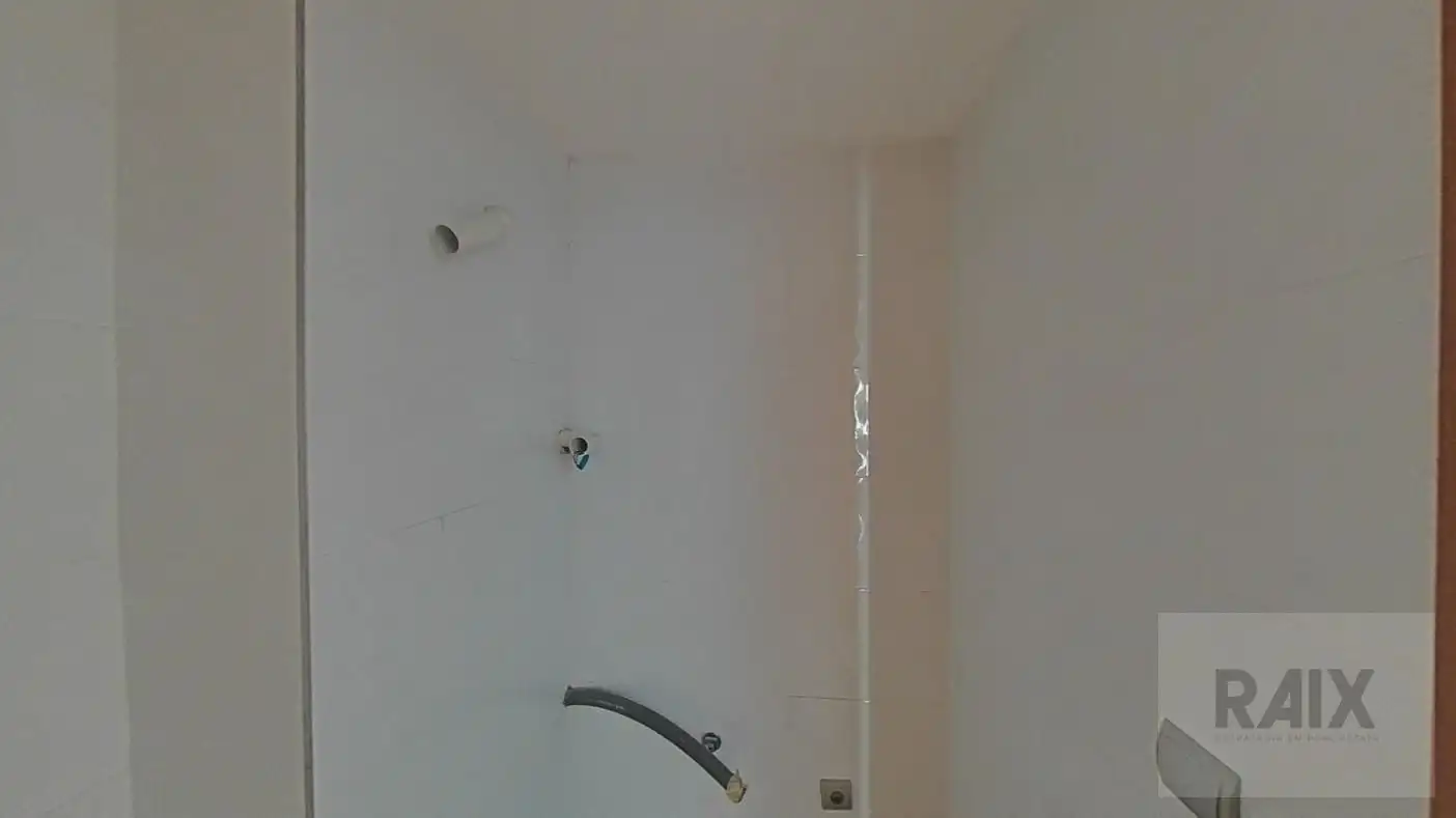 Bany de Dúplex en venda en L'Hospitalet de Llobregat amb Aire condicionat, Calefacció i Terrassa
