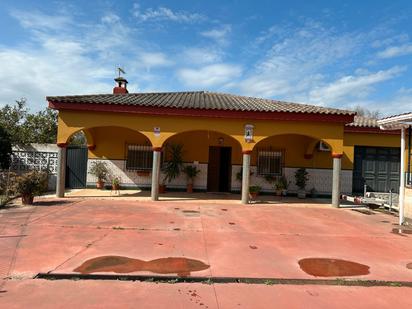 Vista exterior de Casa o xalet en venda en Carmona amb Traster i Piscina