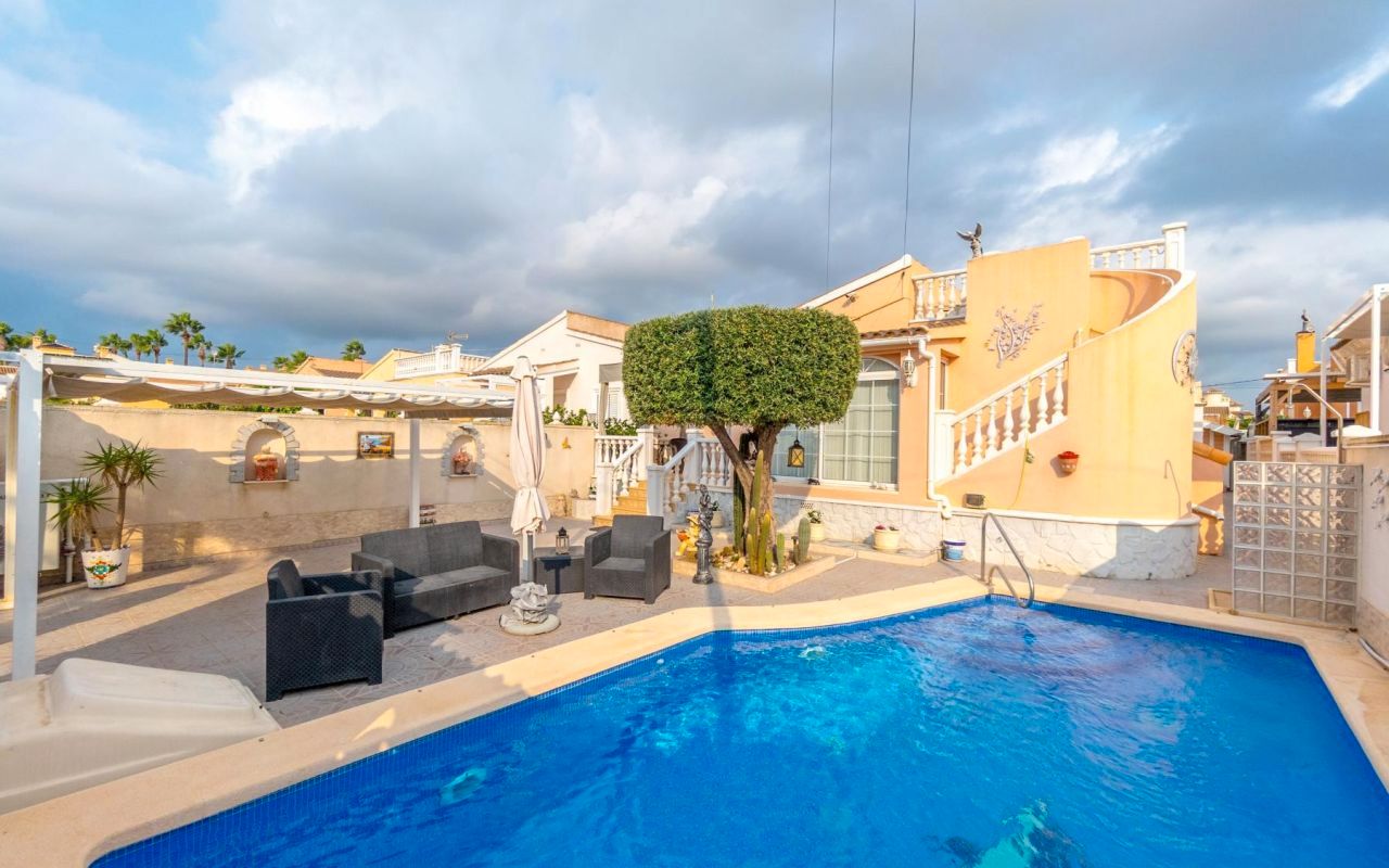 Exterior view of House or chalet for sale in Orihuela  with Air Conditioner, Private garden and Parquet flooring