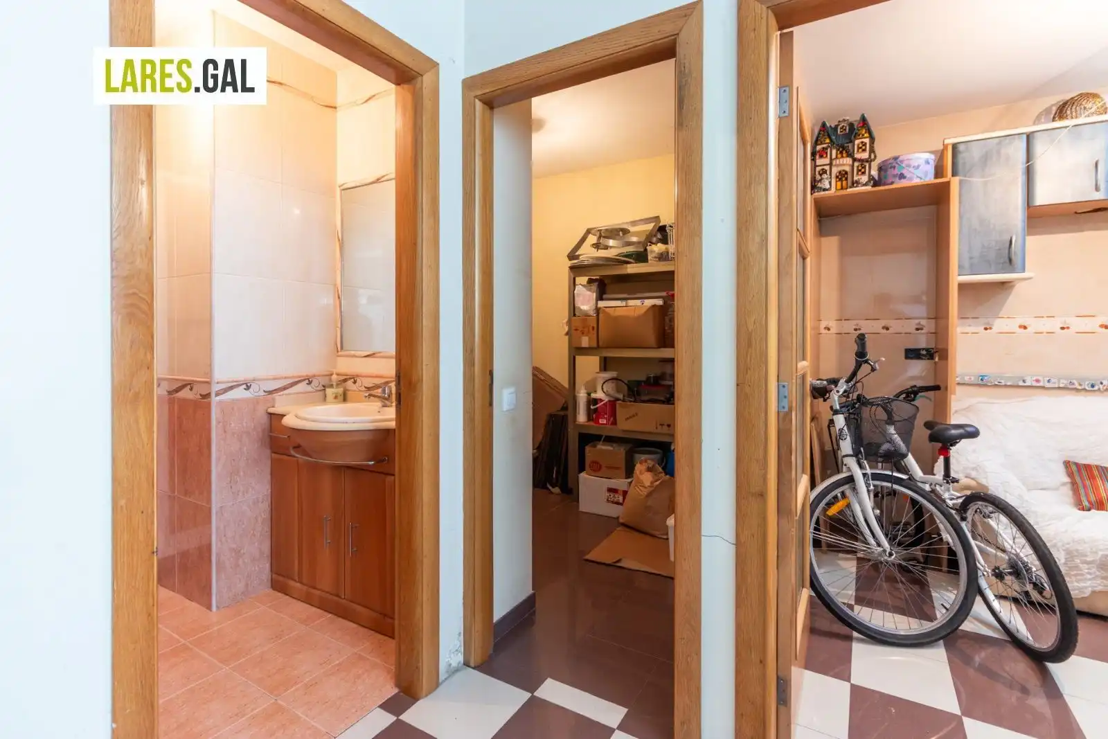 Bathroom of Commercial properties for sale in Cangas   with Air Conditioner