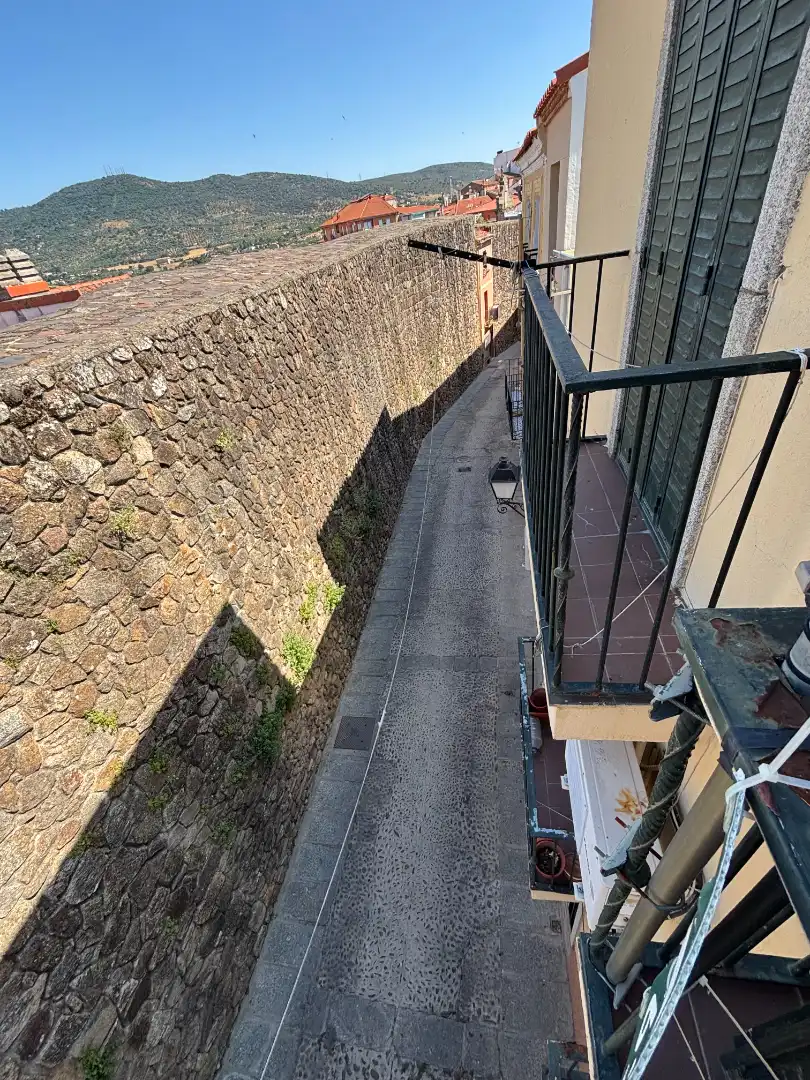 Vista exterior de Casa adosada en venda en Plasencia amb Calefacció i Balcó