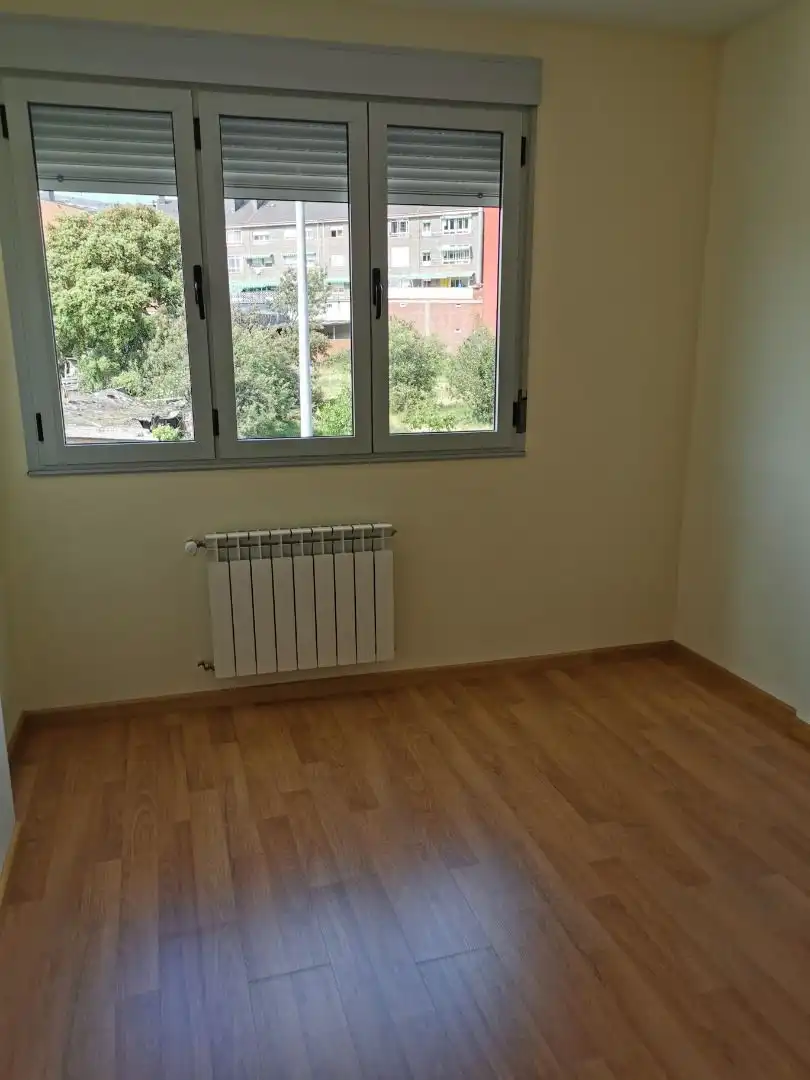 Habitación de Apartamento de alquiler en Ponferrada con Calefacción, Trastero y Balcón