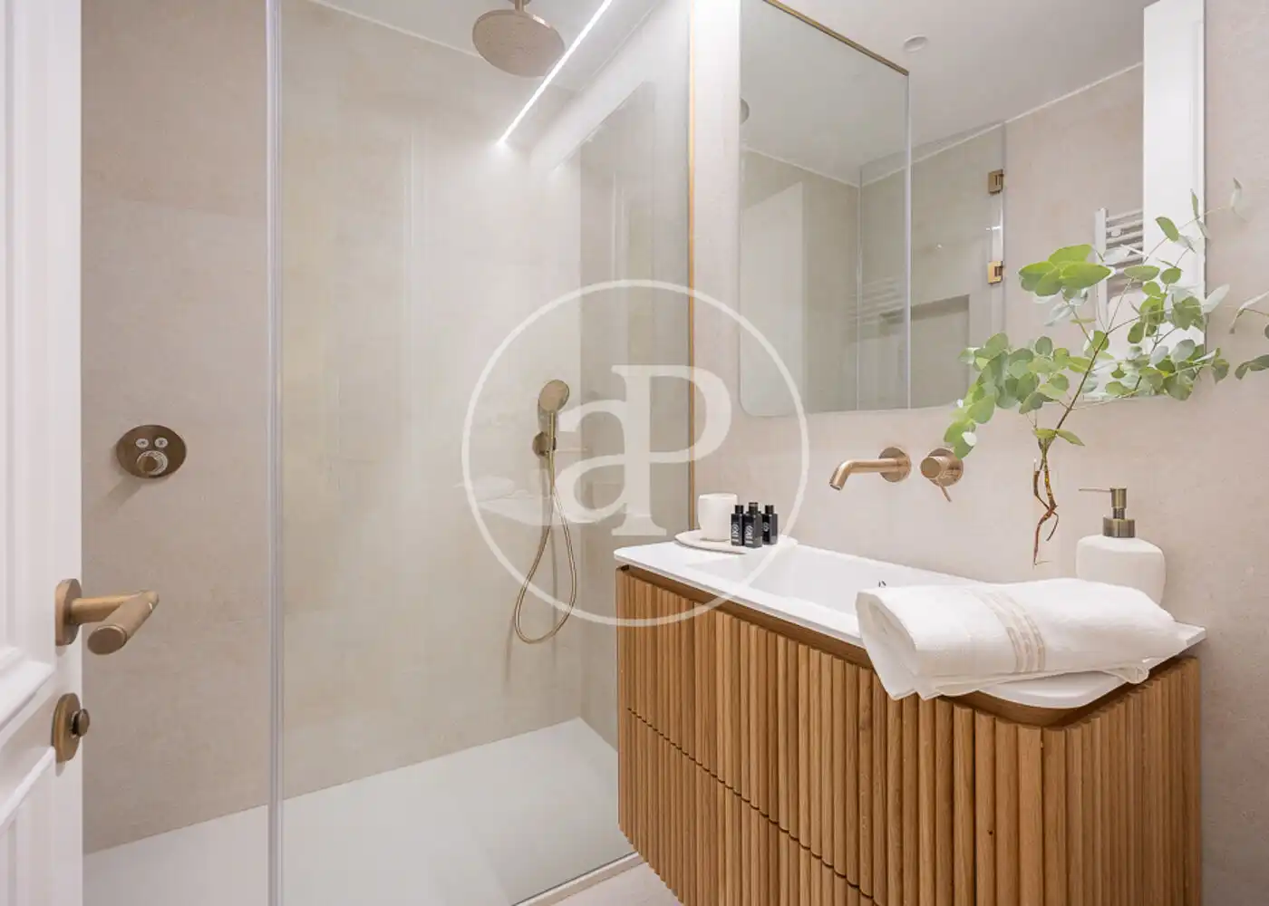 Bathroom of Flat for sale in Madrid  with Air Conditioner, Heating and Furnished