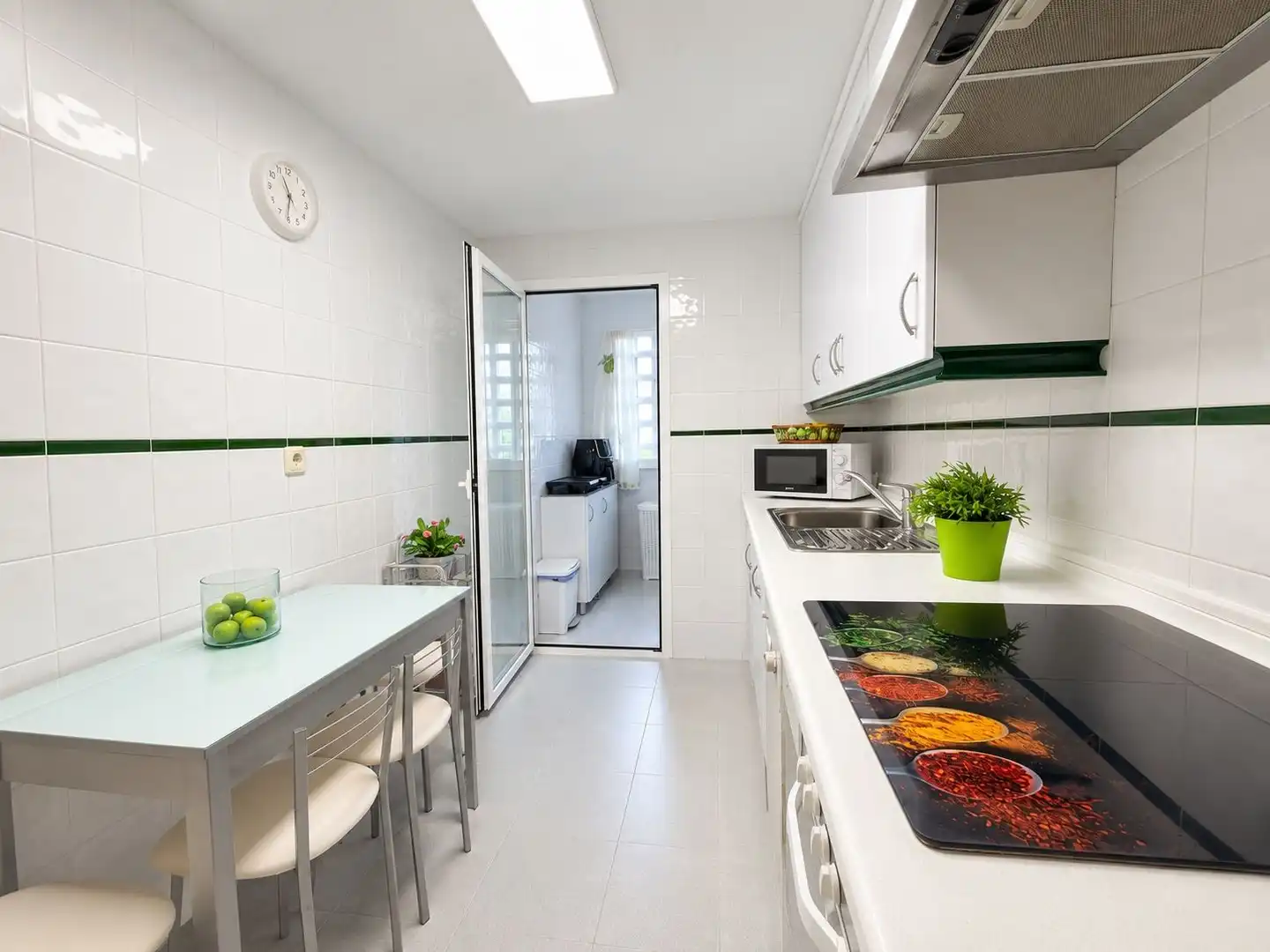 Cuina de Apartament de lloguer en Marbella amb Calefacció, Jardí privat i Piscina comunitària