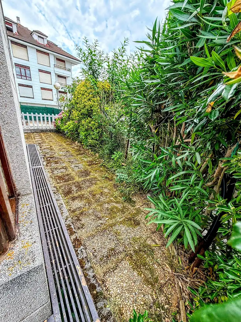Außenansicht von Erdgeschoss zum Verkauf in Noja mit Privatgarten, Terrasse und Balkon