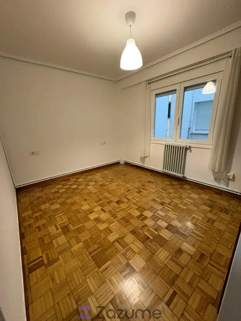 Schlafzimmer von Wohnung zur Miete in Pontevedra Capital  mit Heizung, Ofen und Waschmaschine