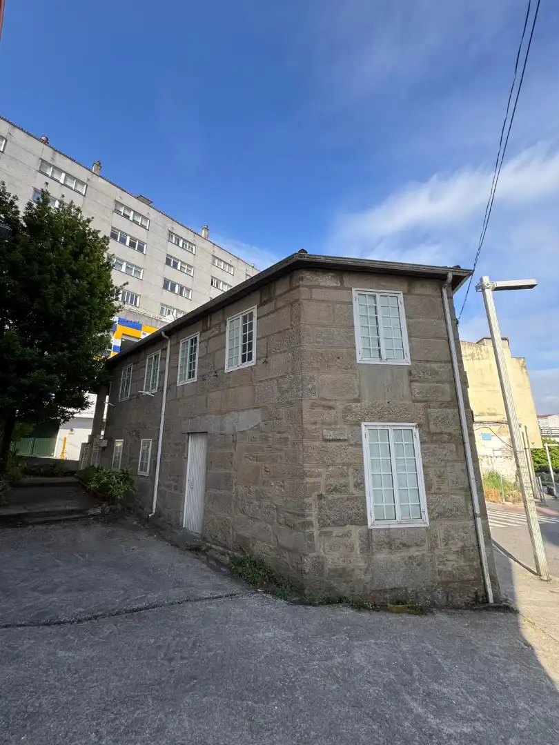 Vista exterior de Casa o xalet en venda en Pontevedra Capital  amb Jardí privat, Traster i Moblat