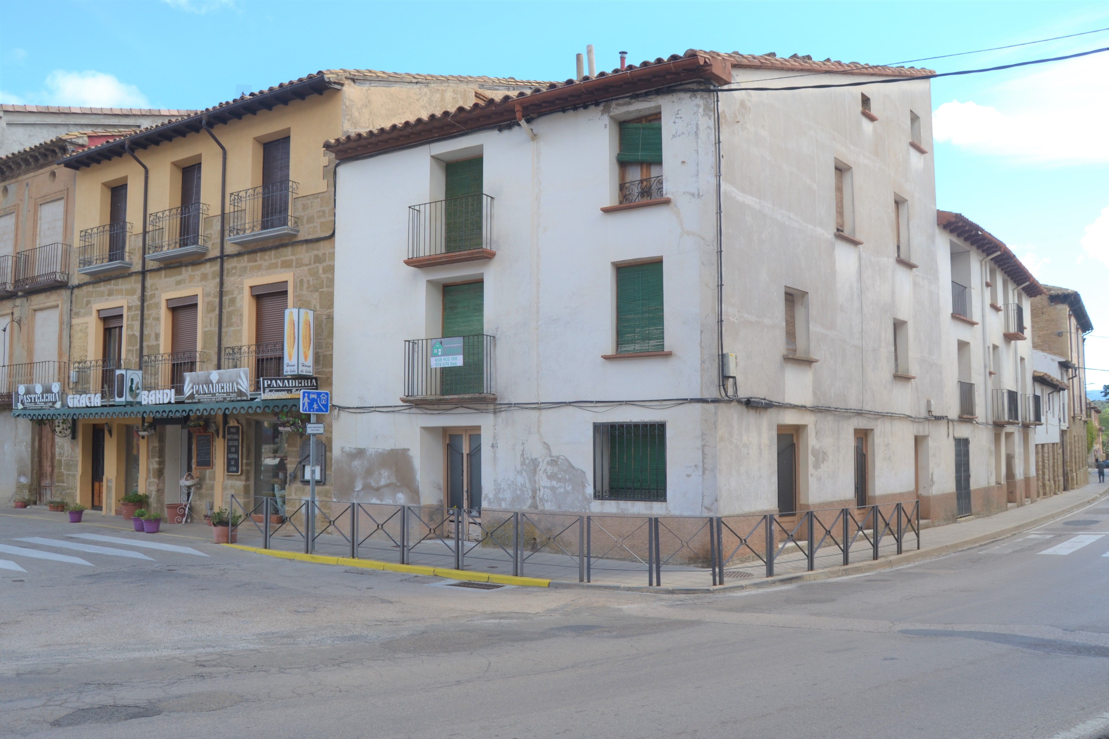 Vista exterior de Casa o xalet en venda en Ayerbe amb Terrassa