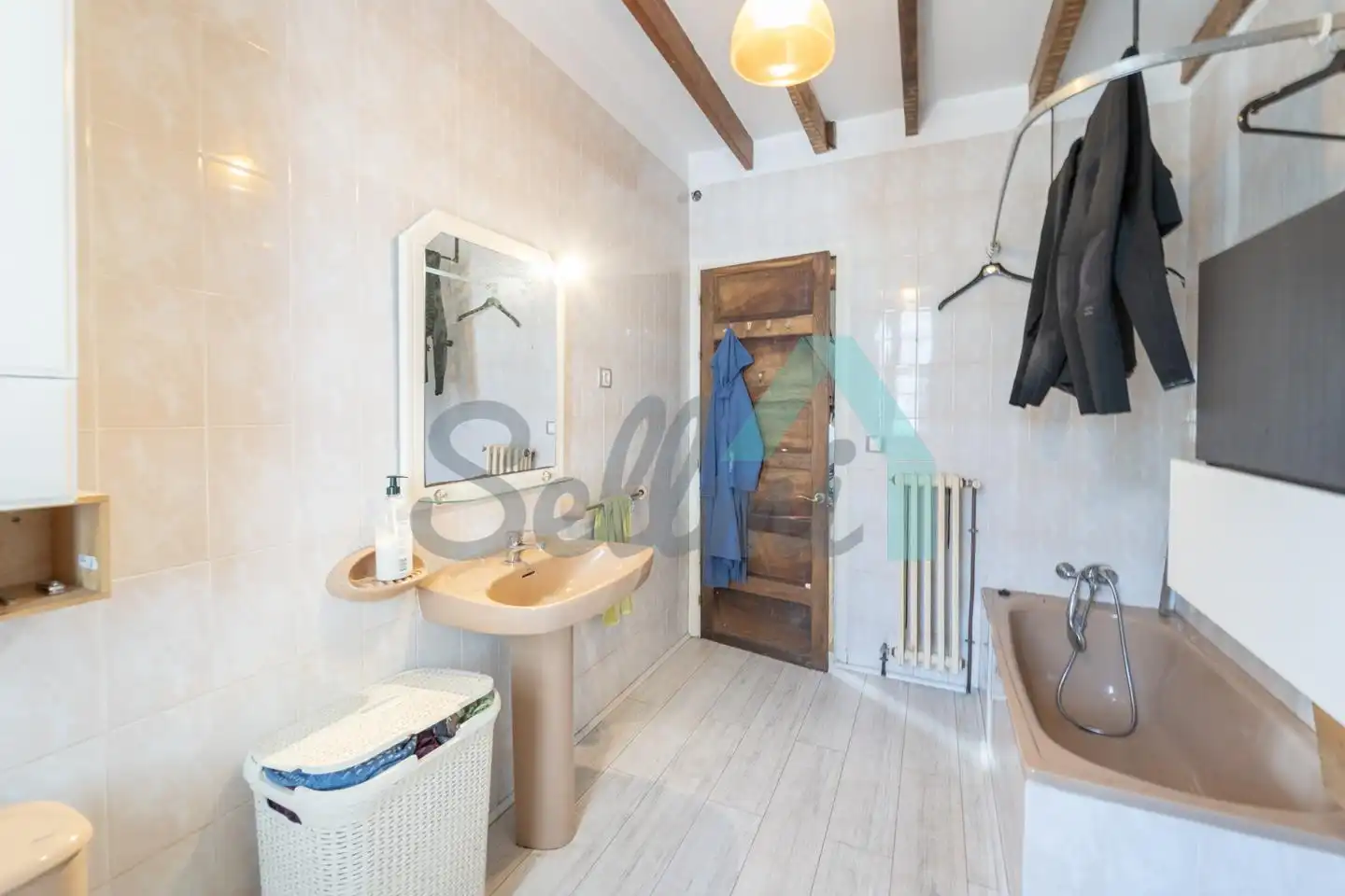 Badezimmer von Einfamilien-Reihenhaus zum Verkauf in Carreño mit Heizung, Privatgarten und Parkett