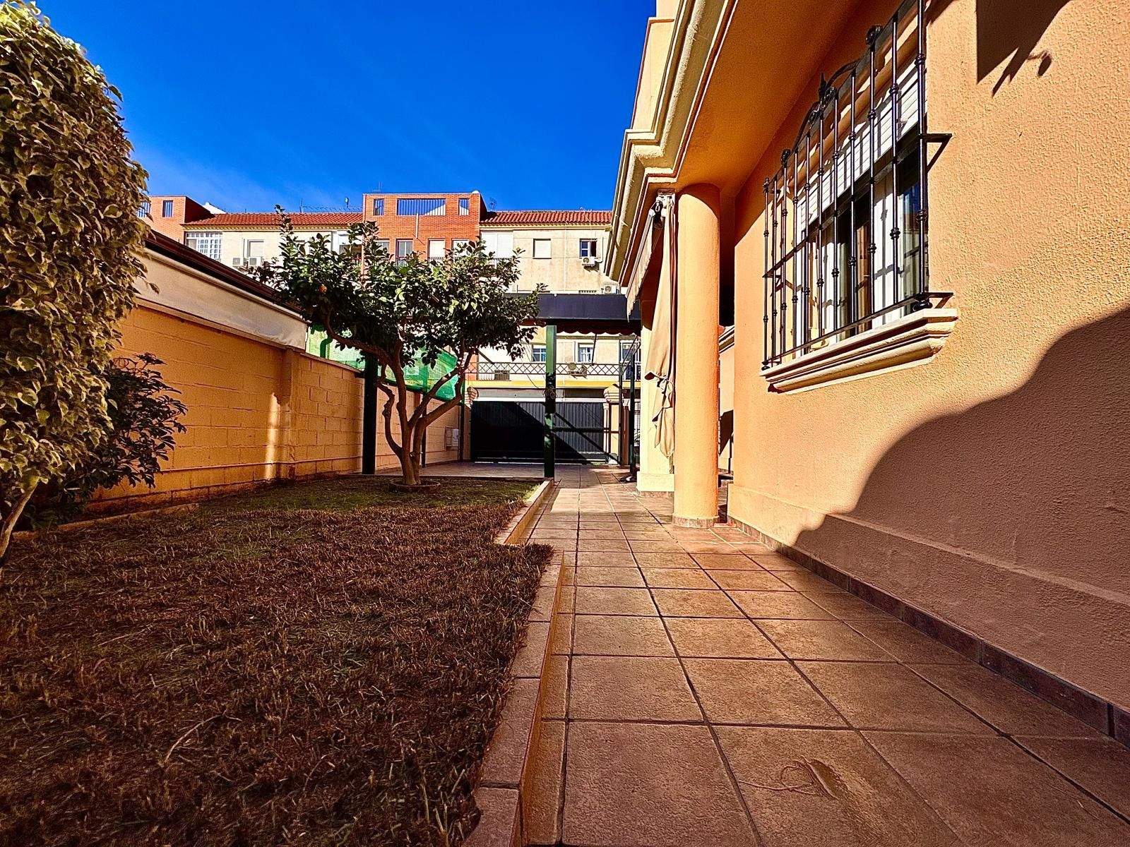 Exterior view of Single-family semi-detached for sale in La Rinconada  with Private garden and Terrace