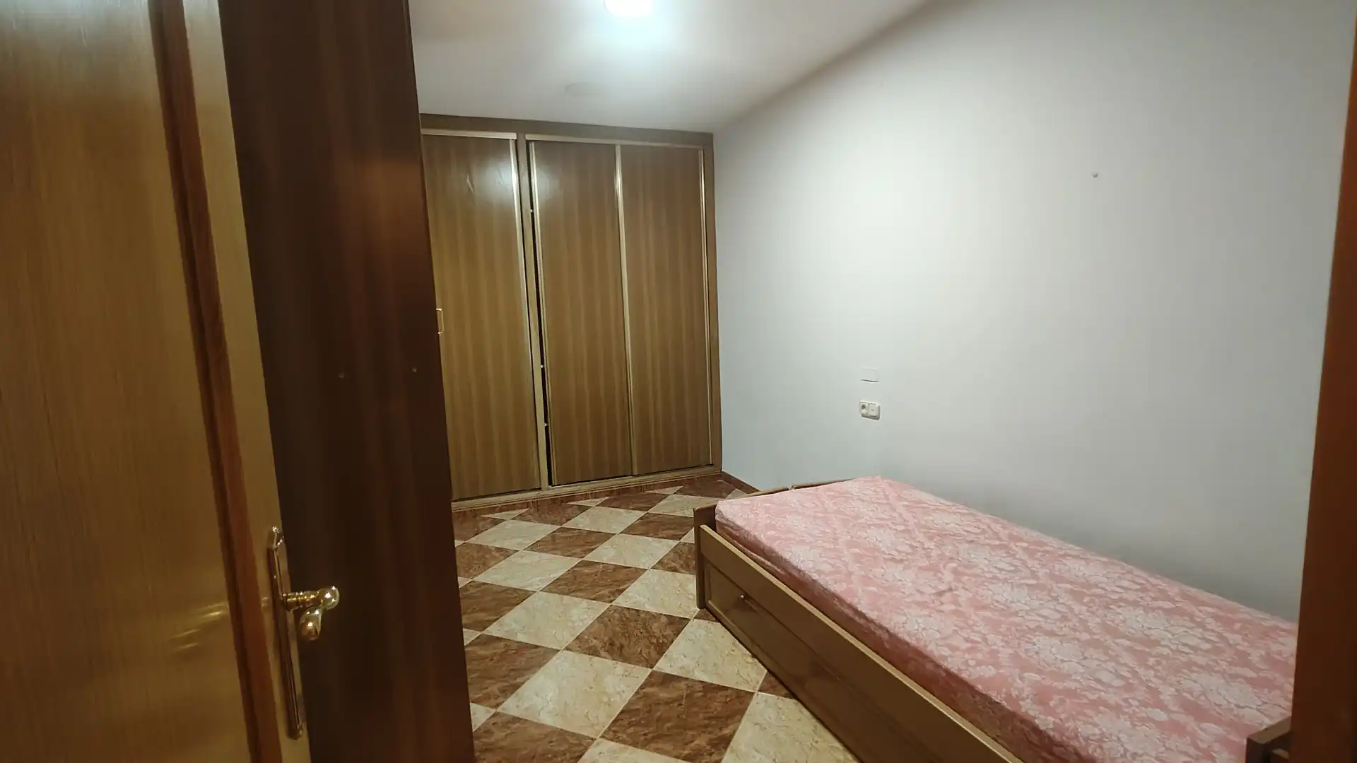 Dormitori de Casa o xalet en venda en Baza amb Calefacció i Moblat