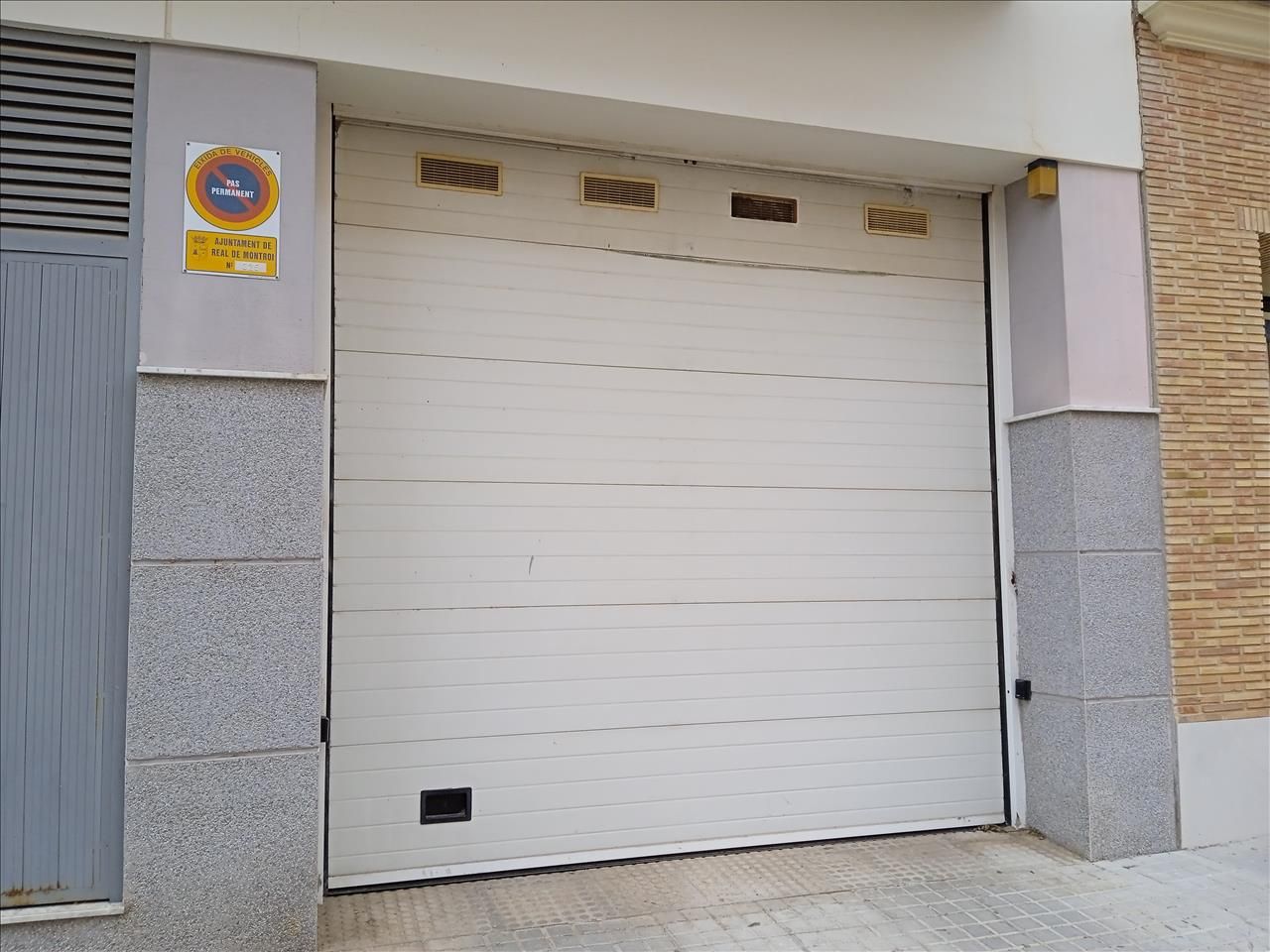 Außenansicht von Garage zum Verkauf in Real