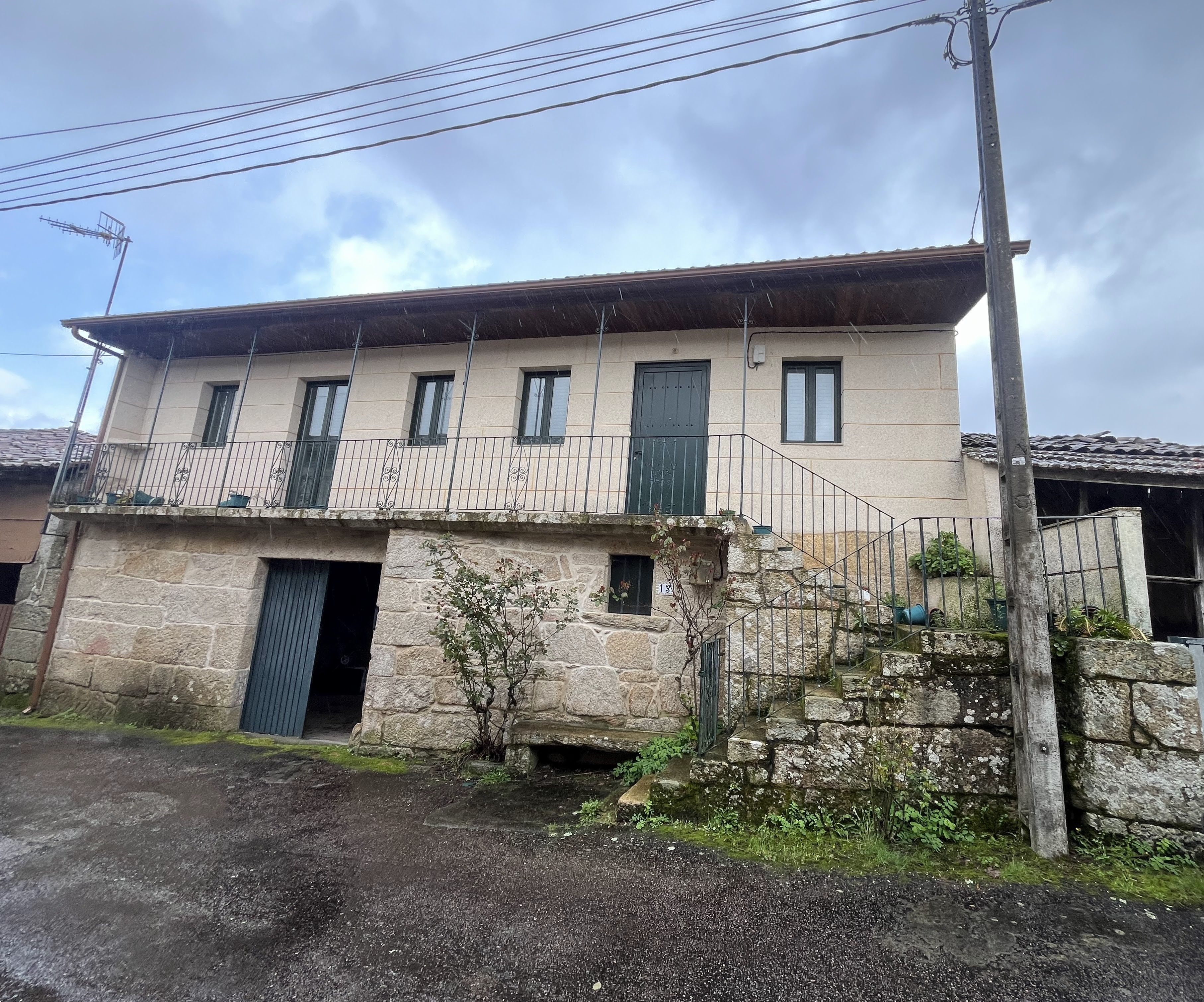 Vista exterior de Casa adosada en venda en Punxín amb Jardí privat, Traster i Piscina