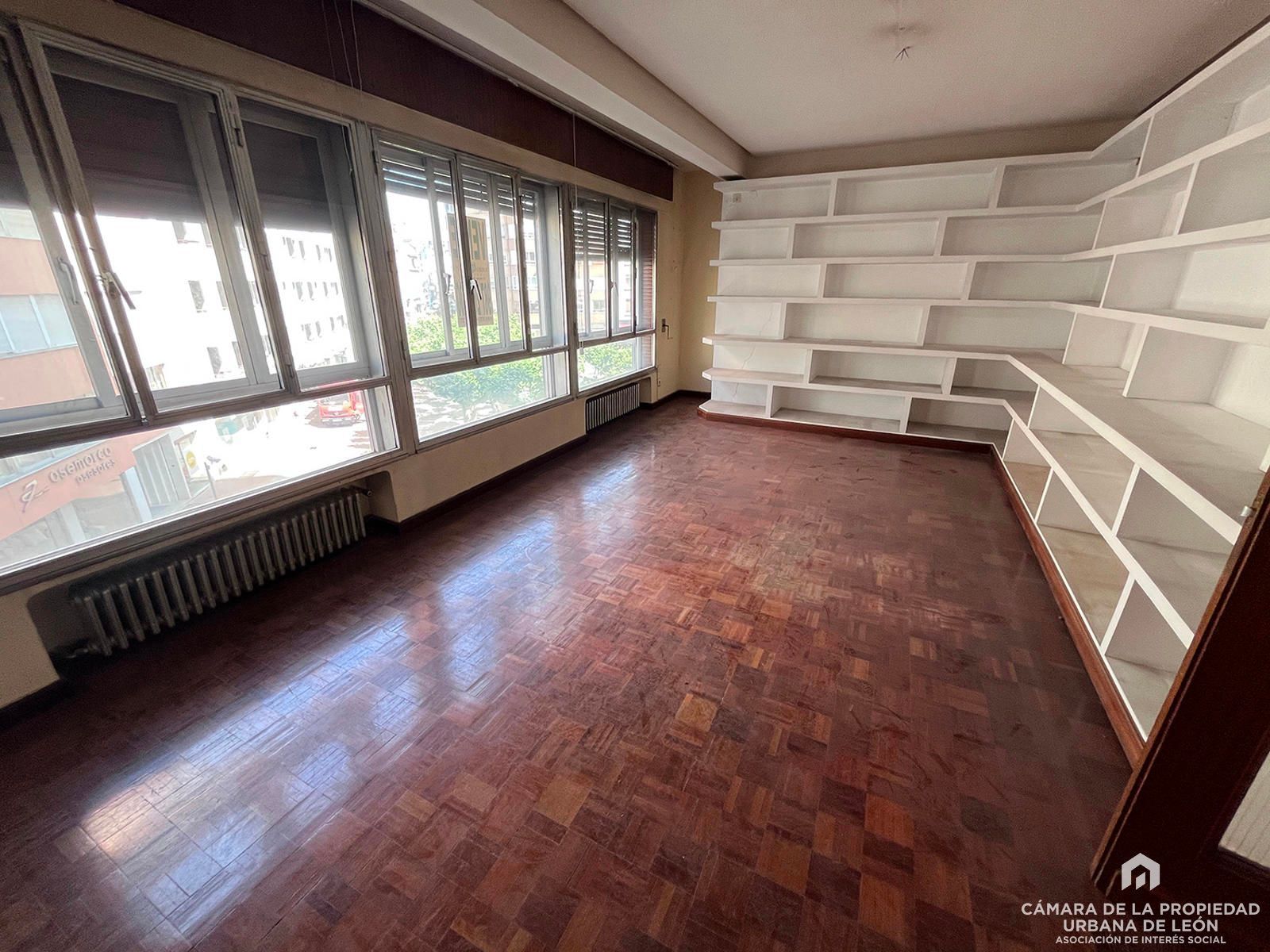 Sala d'estar de Pis en venda en León Capital  amb Calefacció