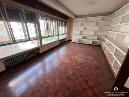 Sala d'estar de Pis en venda en León Capital  amb Calefacció