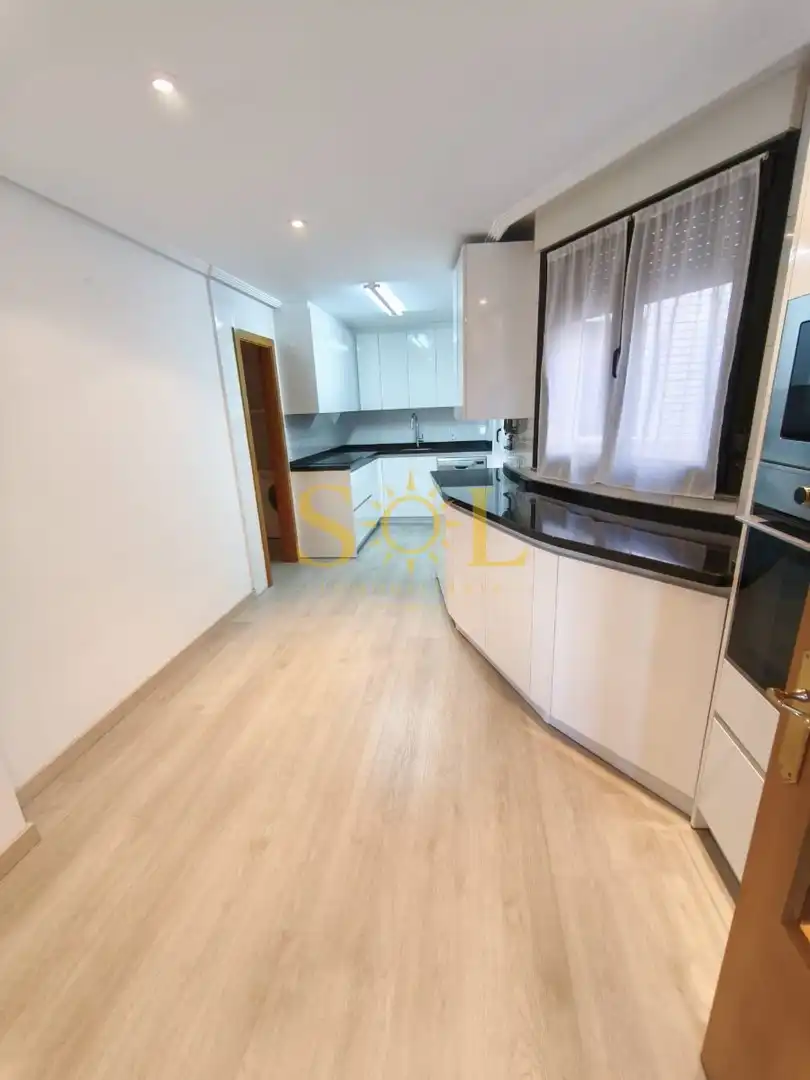 Dúplex amb ascensor en venda a Avenida de los Reyes Leoneses 10, imagen 3