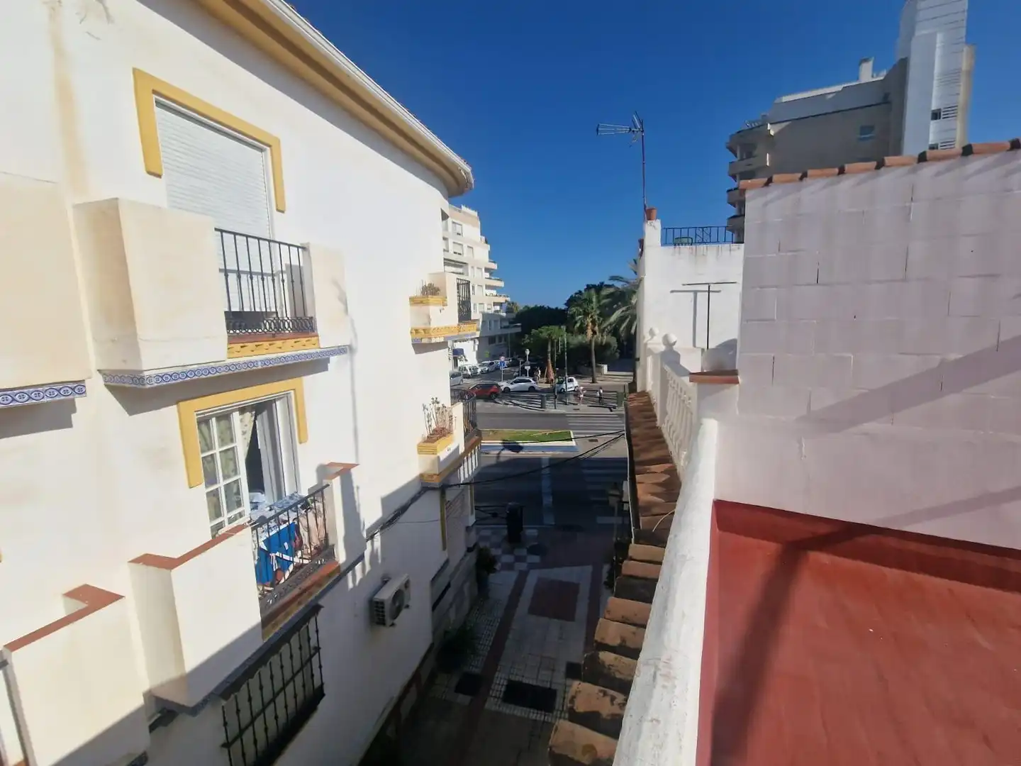 Vista exterior de Casa adosada en venta en Marbella con Terraza