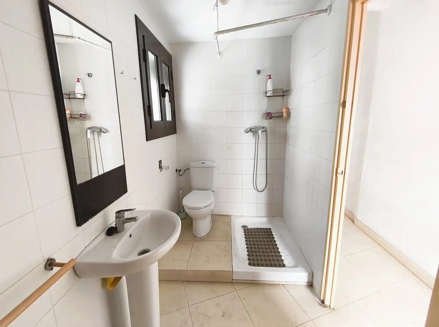 Bathroom of Flat for sale in Barcelona  with Parquet flooring, Terrace and Balcony