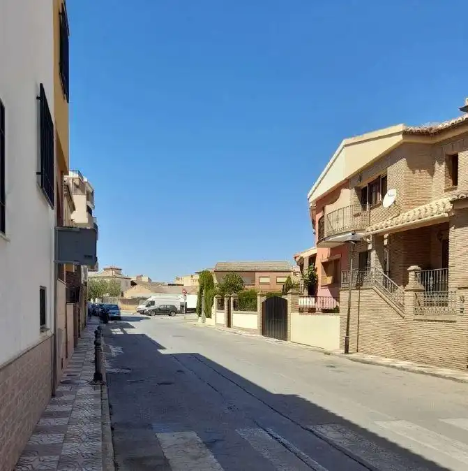 Vista exterior de Casa adosada en venda en Churriana de la Vega amb Piscina comunitària