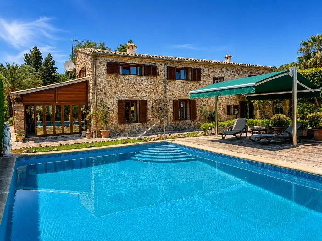 Vista exterior de Casa o xalet en venda en Alcúdia amb Aire condicionat, Calefacció i Jardí privat