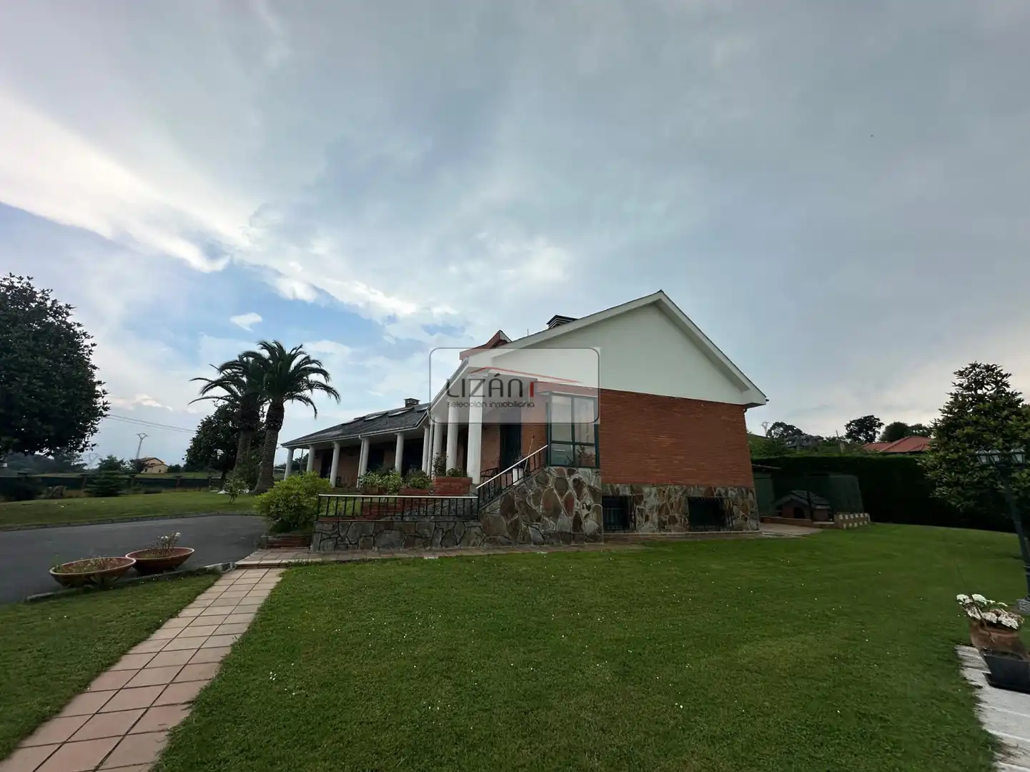 Vista exterior de Casa o xalet en venda en Oviedo  amb Calefacció, Jardí privat i Terrassa