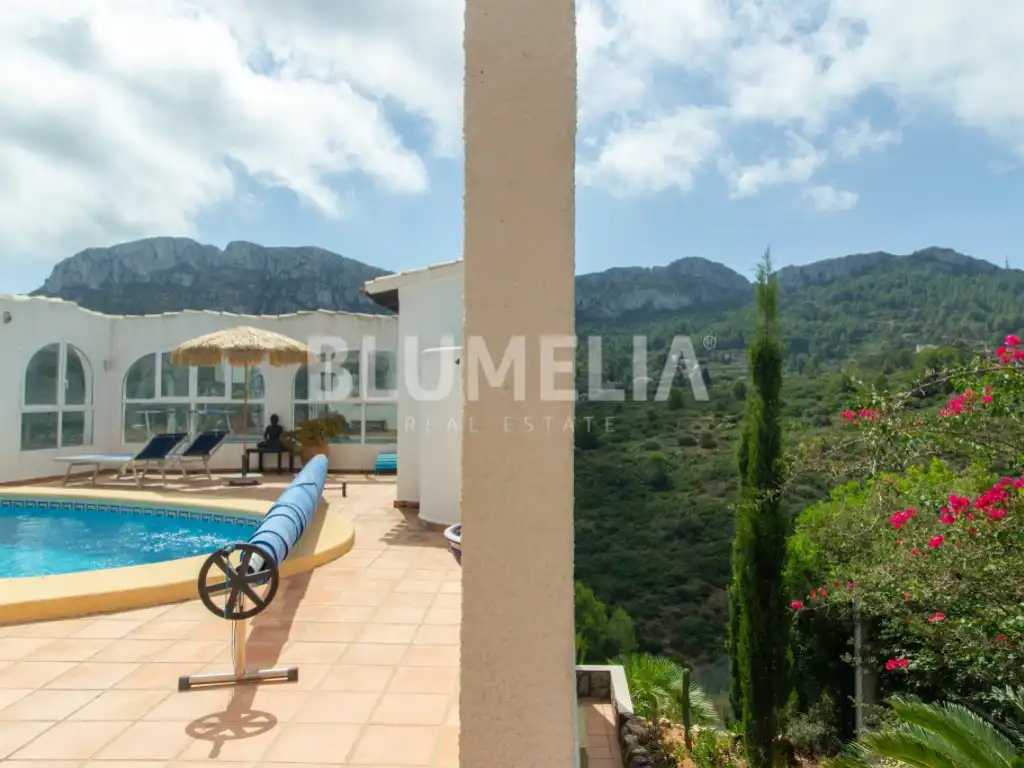 Vista exterior de Casa o xalet en venda en Dénia amb Aire condicionat, Jardí privat i Piscina