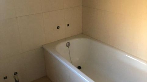 Foto 2 de Casa adosada en venta en Cacabelos, León