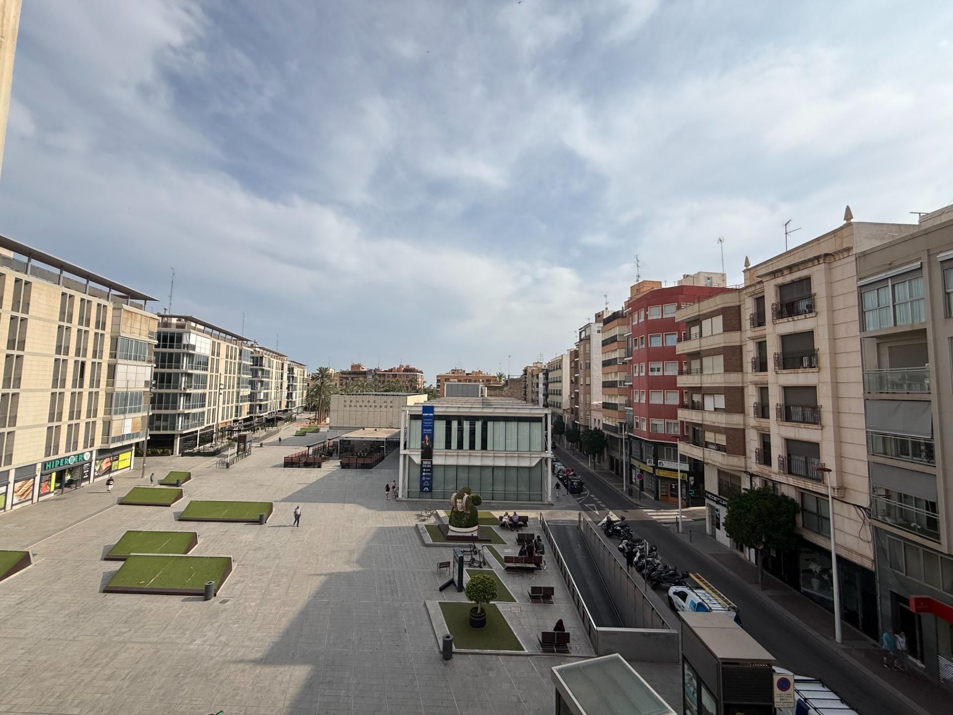 Vista exterior de Pis en venda en Elche / Elx amb Calefacció i Balcó