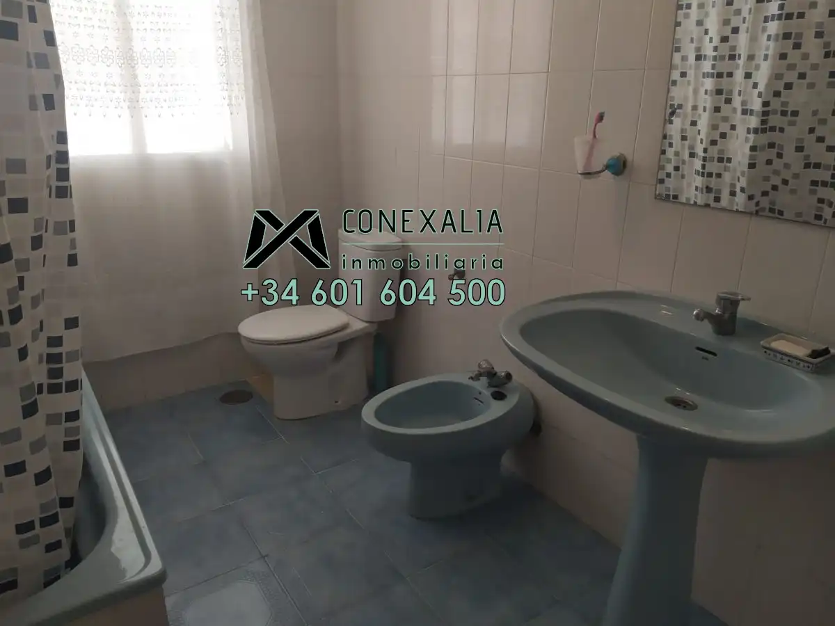 Baño de Piso en venta en Olvera con Terraza y Balcón