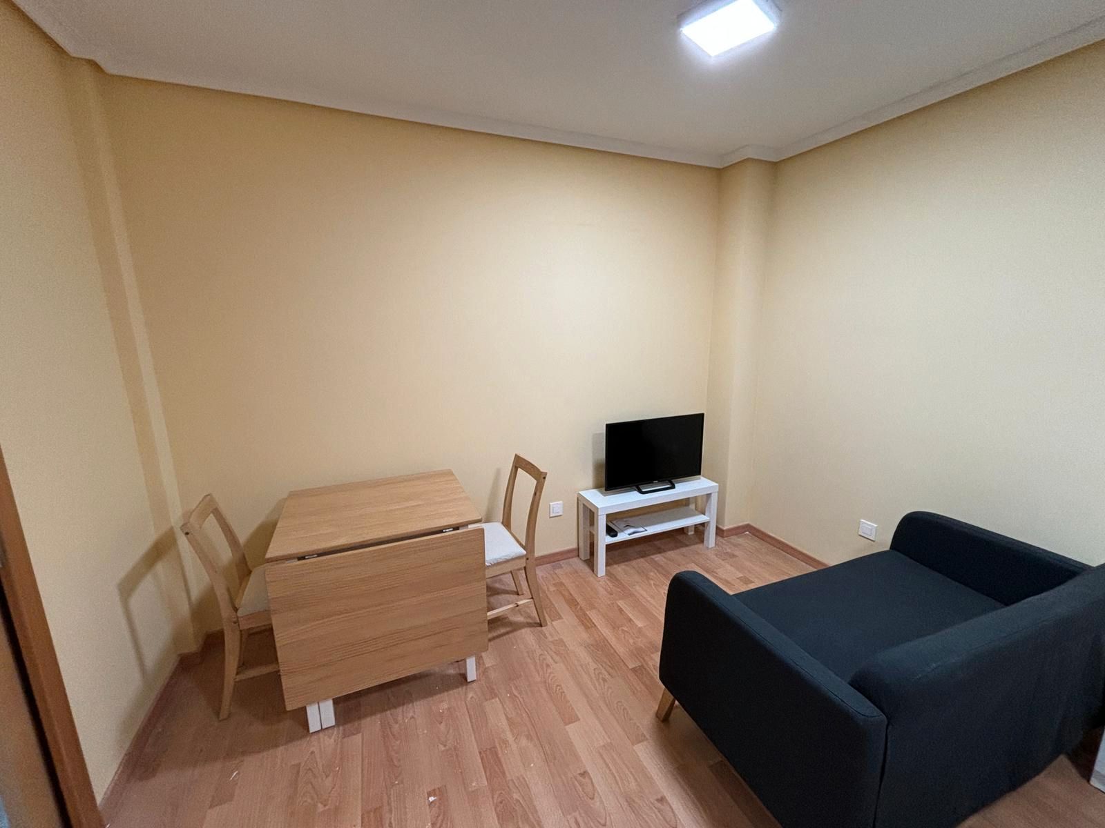 Sala d'estar de Apartament en venda en Palencia Capital amb Calefacció, Parquet i Moblat
