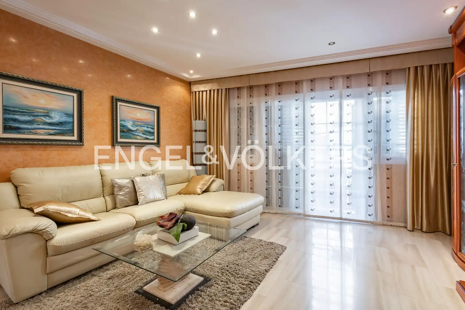 Sala d'estar de Casa adosada en venda en Sant Boi de Llobregat amb Aire condicionat, Calefacció i Jardí privat