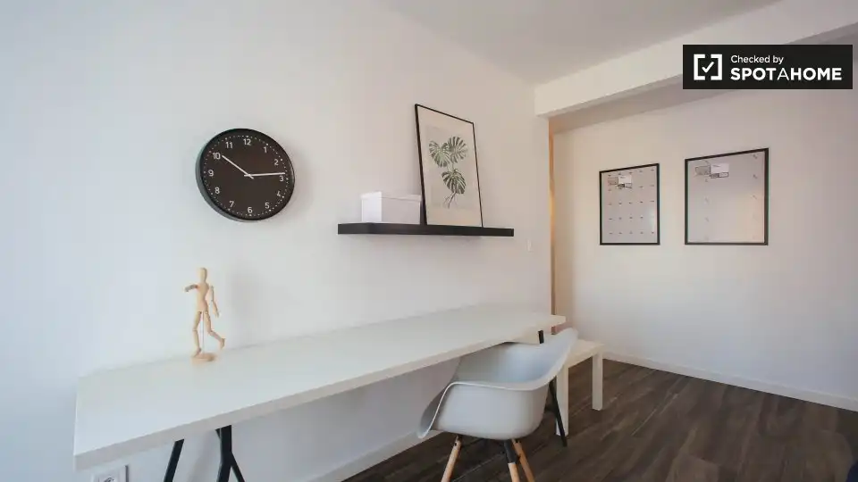 Flat for rent in Valencia  with Air Conditioner, Heating and Furnished