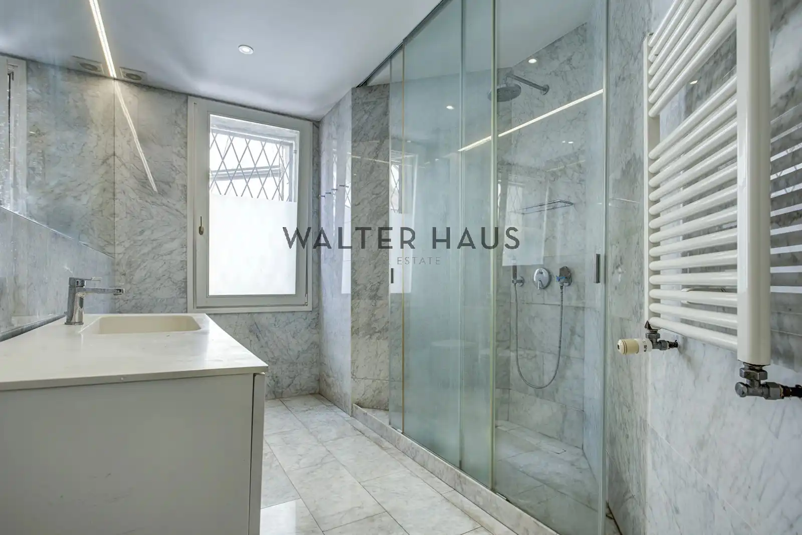 Bathroom of Flat for sale in Barcelona  with Air Conditioner, Terrace and Balcony