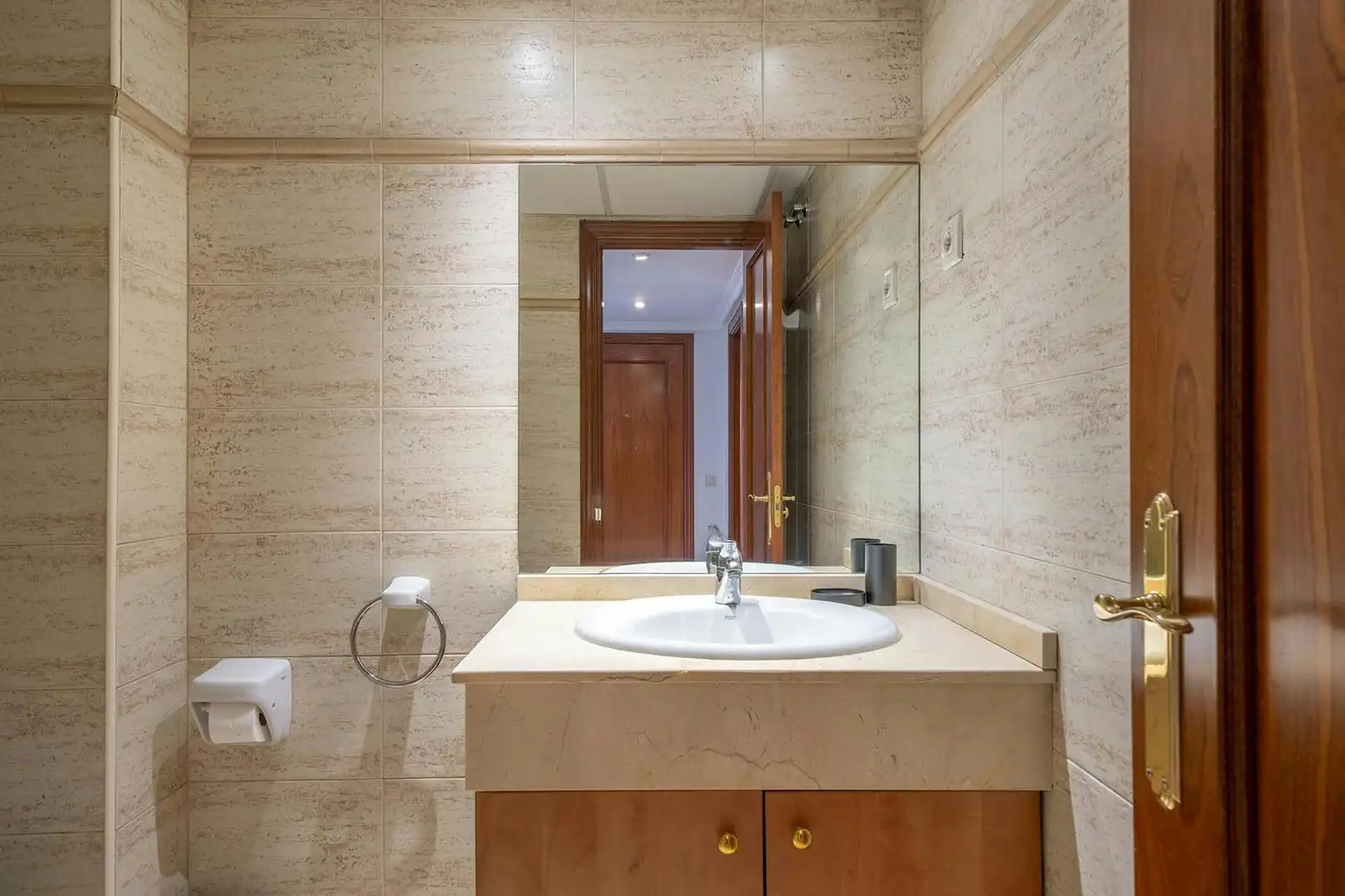 Bathroom of Flat for rent in Madrid  with Air Conditioner and Washing machine
