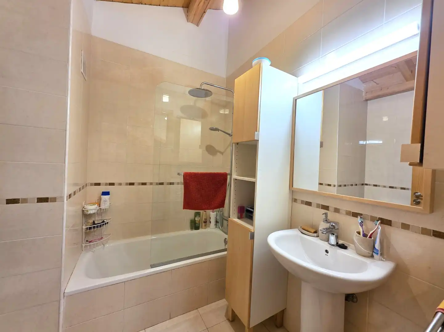 Badezimmer von Haus oder Chalet zum Verkauf in Sariego mit Heizung, Parkett und Terrasse