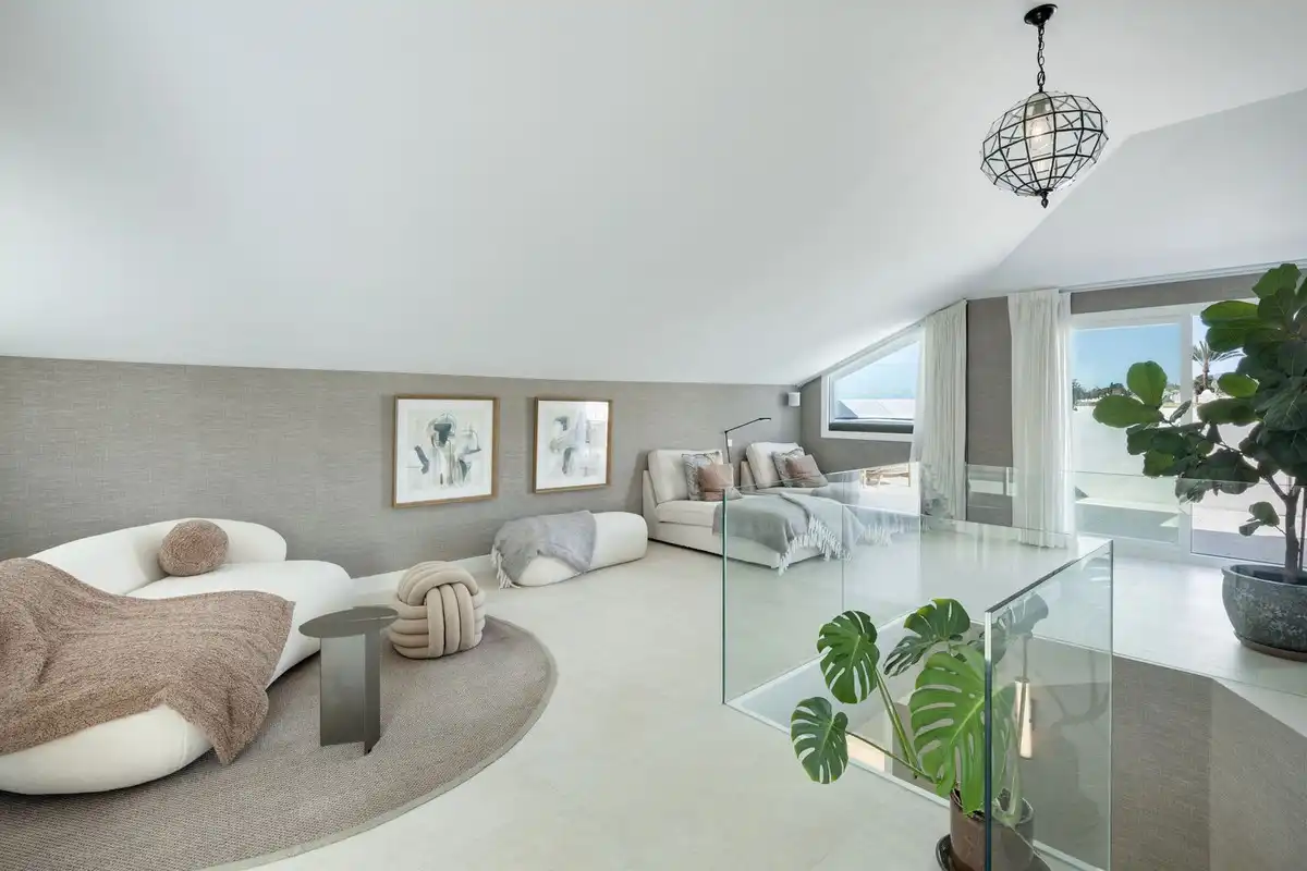 Sala d'estar de Dúplex en venda en Marbella amb Aire condicionat, Terrassa i Traster