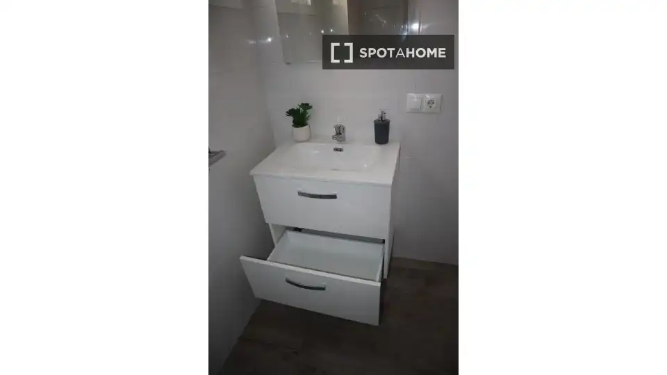 Bathroom of Flat for rent in Sevilla  with Air Conditioner, Heating and Furnished