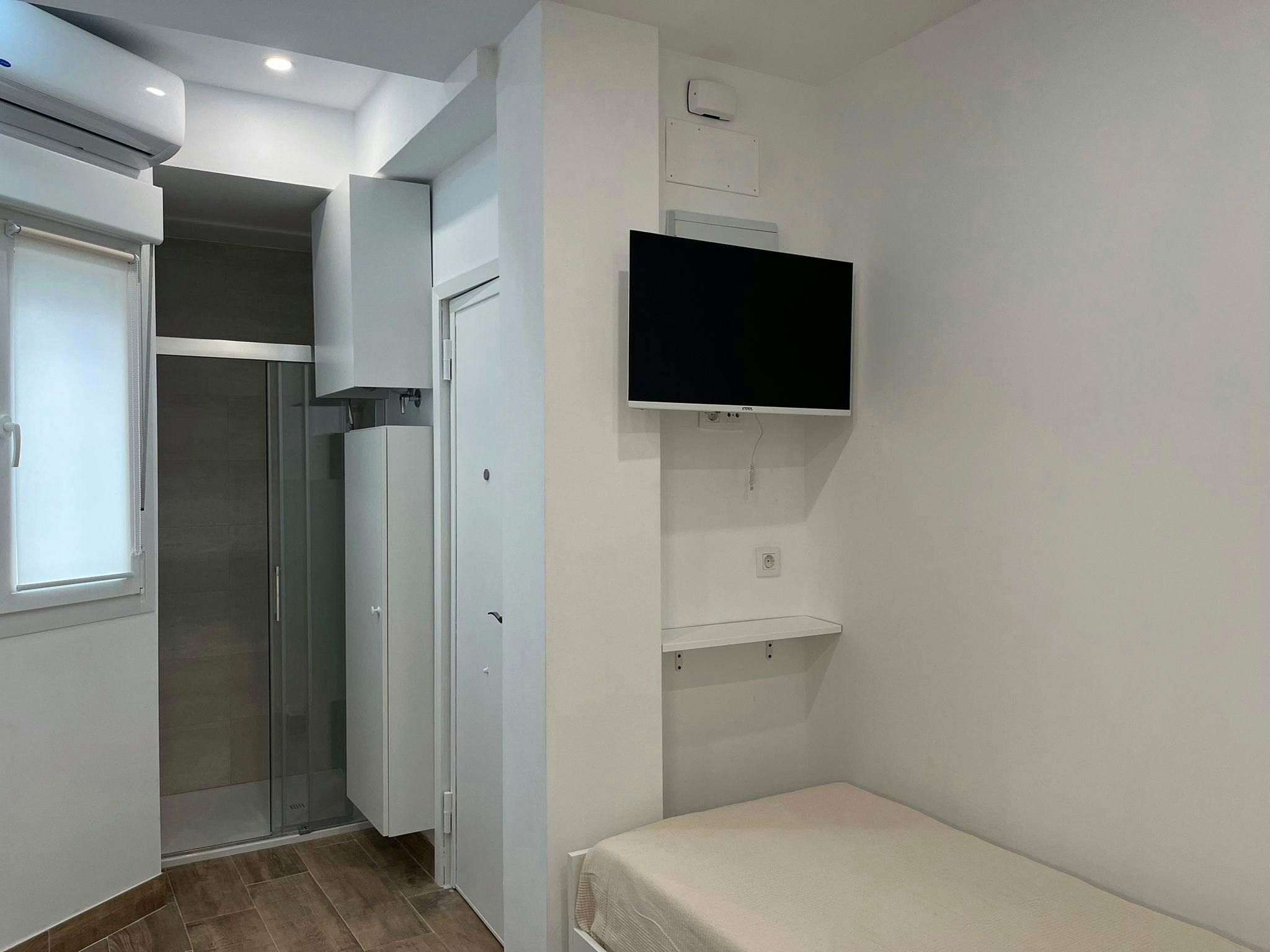 Habitación de Piso de alquiler en  Sevilla Capital con Aire acondicionado, Calefacción y Amueblado