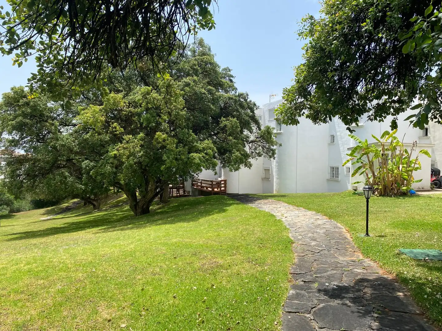 Vista exterior de Casa adosada en venta en Marbella con Jardín privado, Terraza y Piscina