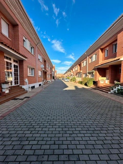 Vista exterior de Casa o chalet en venta en Valladolid Capital con Calefacción, Jardín privado y Terraza