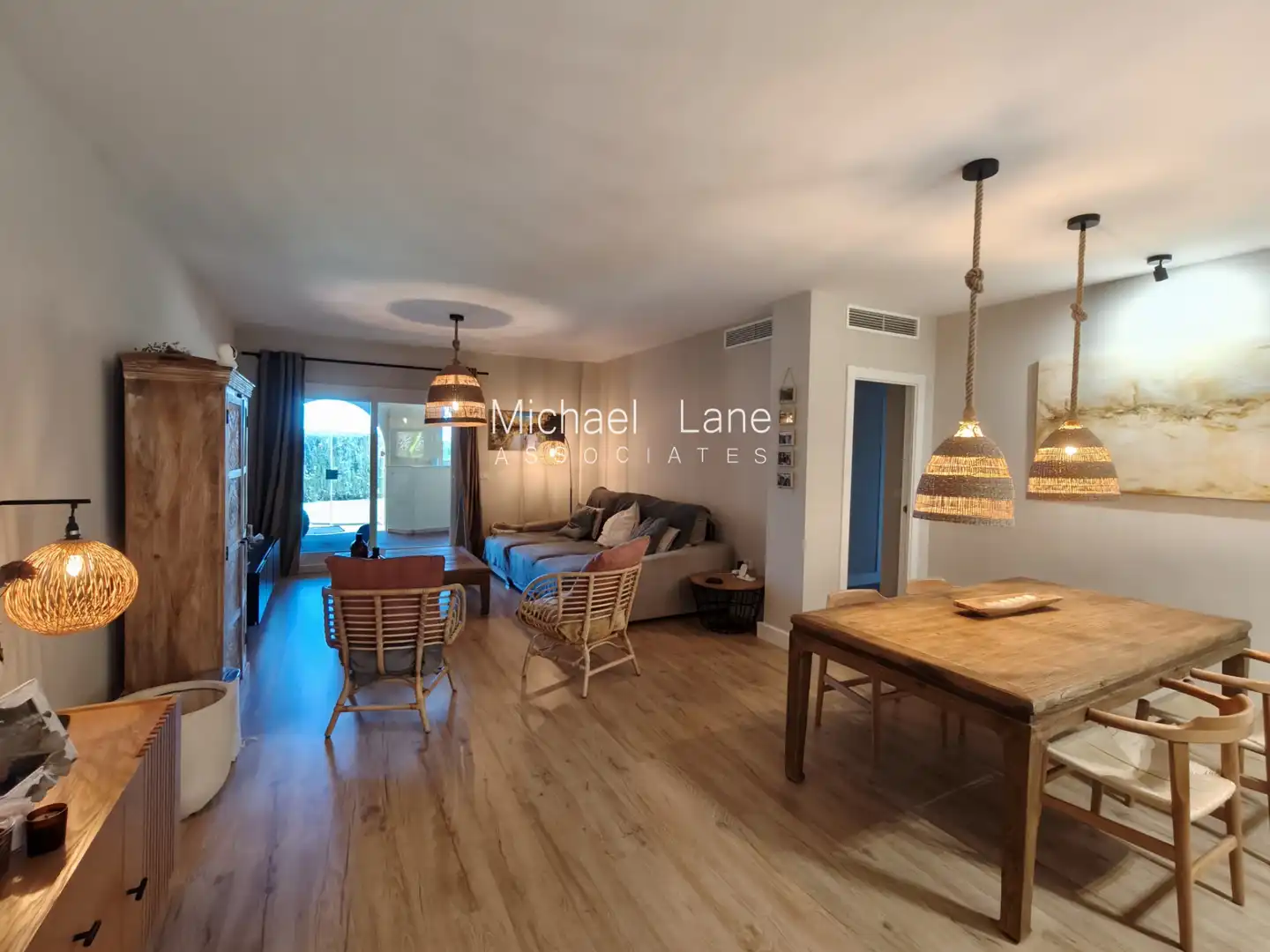 Wohnzimmer von Wohnung zum Verkauf in Sotogrande mit Klimaanlage, Privatgarten und Terrasse