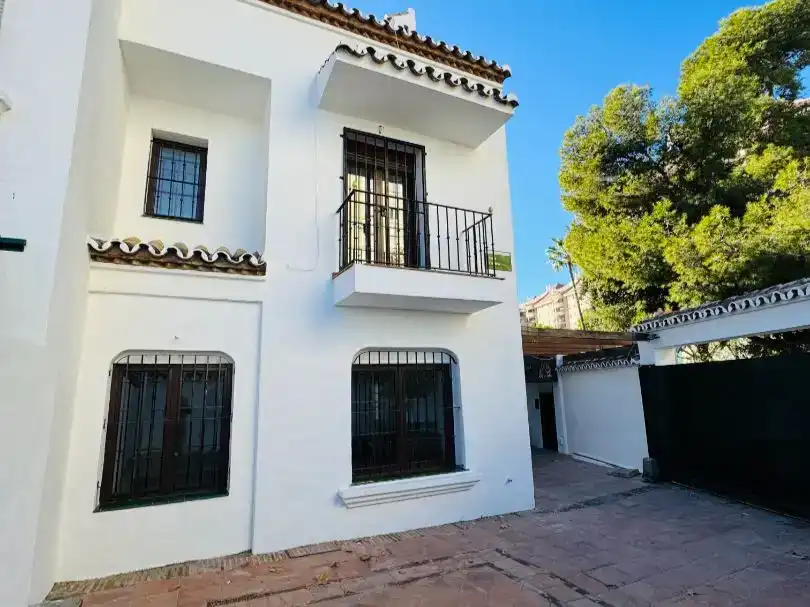 Vista exterior de Pis en venda en Marbella amb Piscina i Balcó
