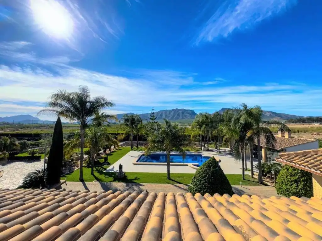 Vista exterior de Casa o xalet en venda en Orihuela amb Aire condicionat, Jardí privat i Traster