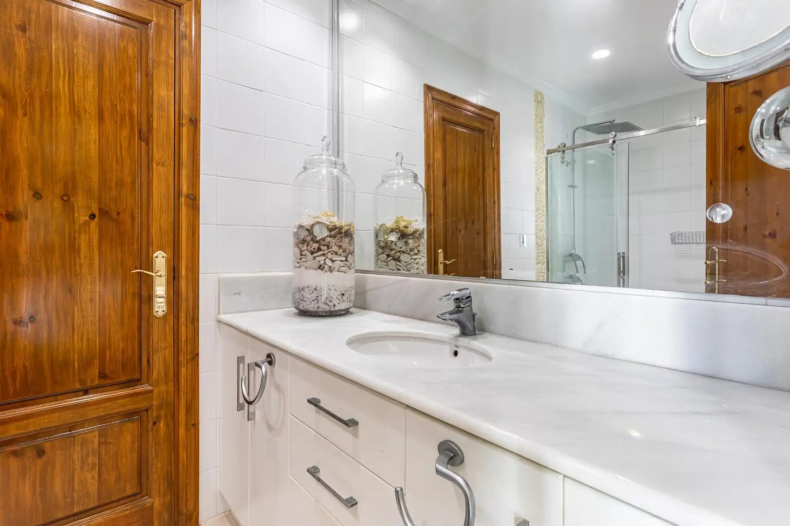 Bathroom of Houses for sale in Chiva  with Air Conditioner, Private garden and Terrace