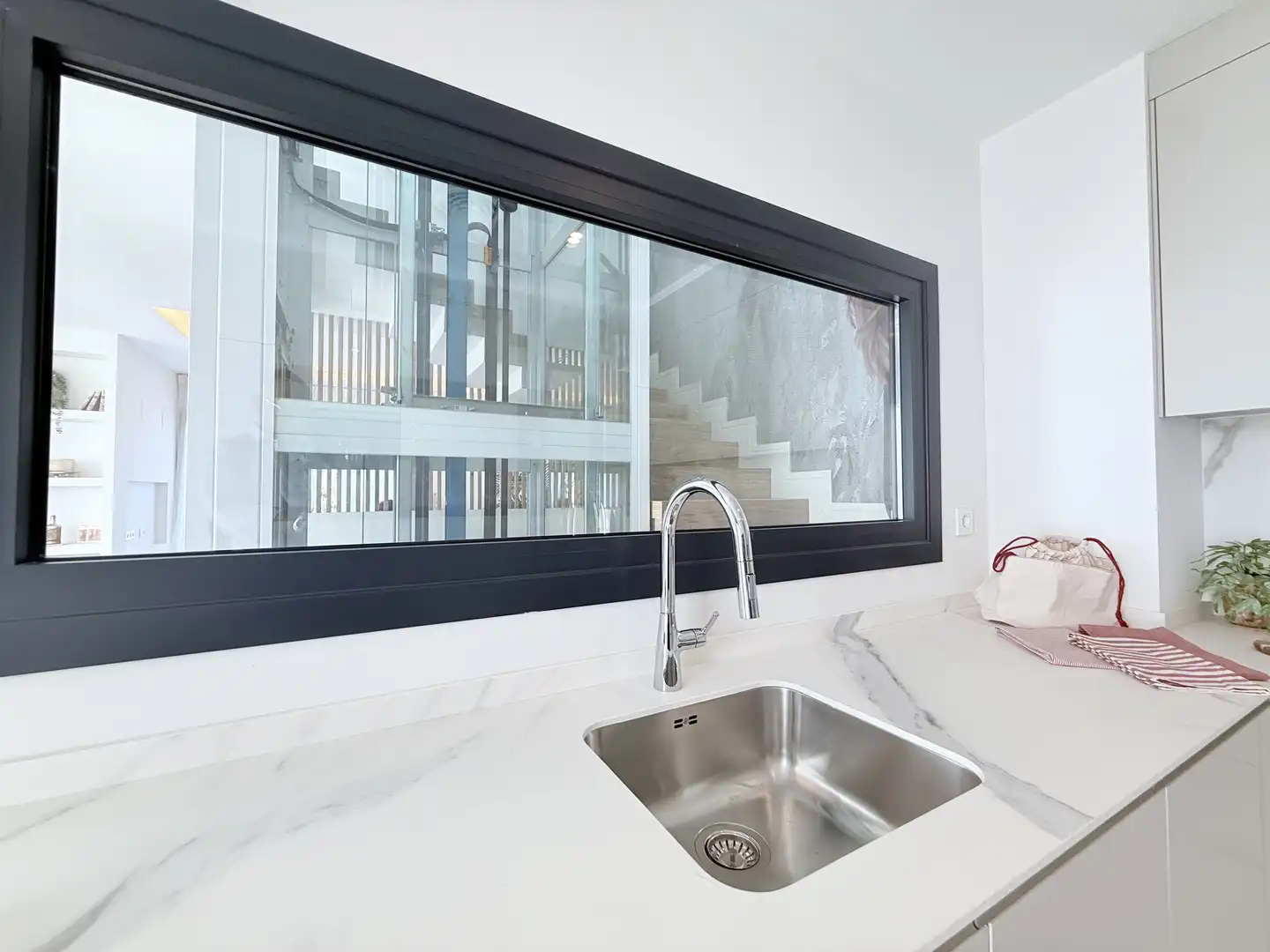Küche von Einfamilien-Reihenhaus zum Verkauf in Málaga mit Privatgarten, Balkon und Gemeinschaftspool
