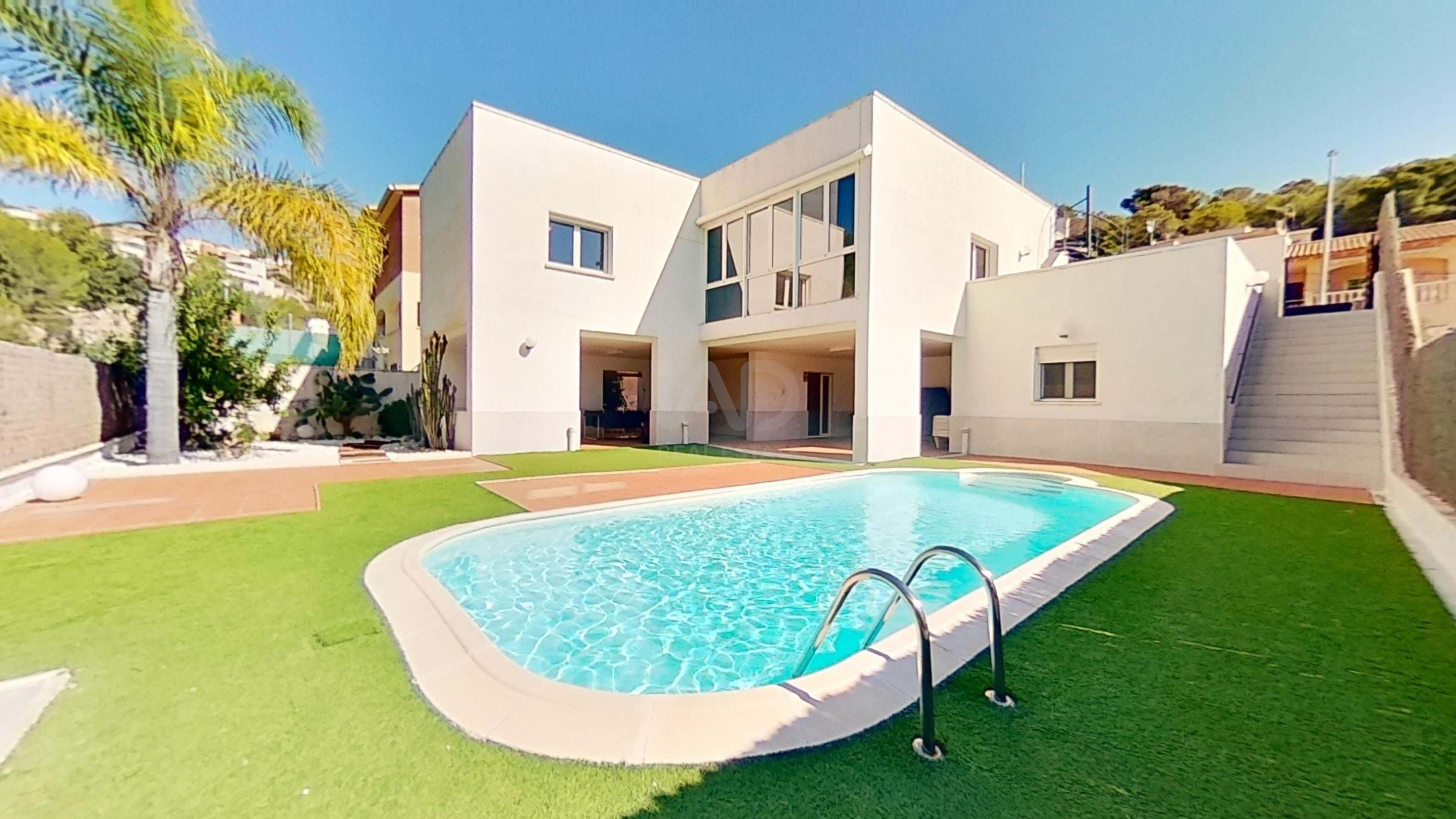 Exterior view of House or chalet for sale in Roda de Berà  with Terrace and Swimming Pool