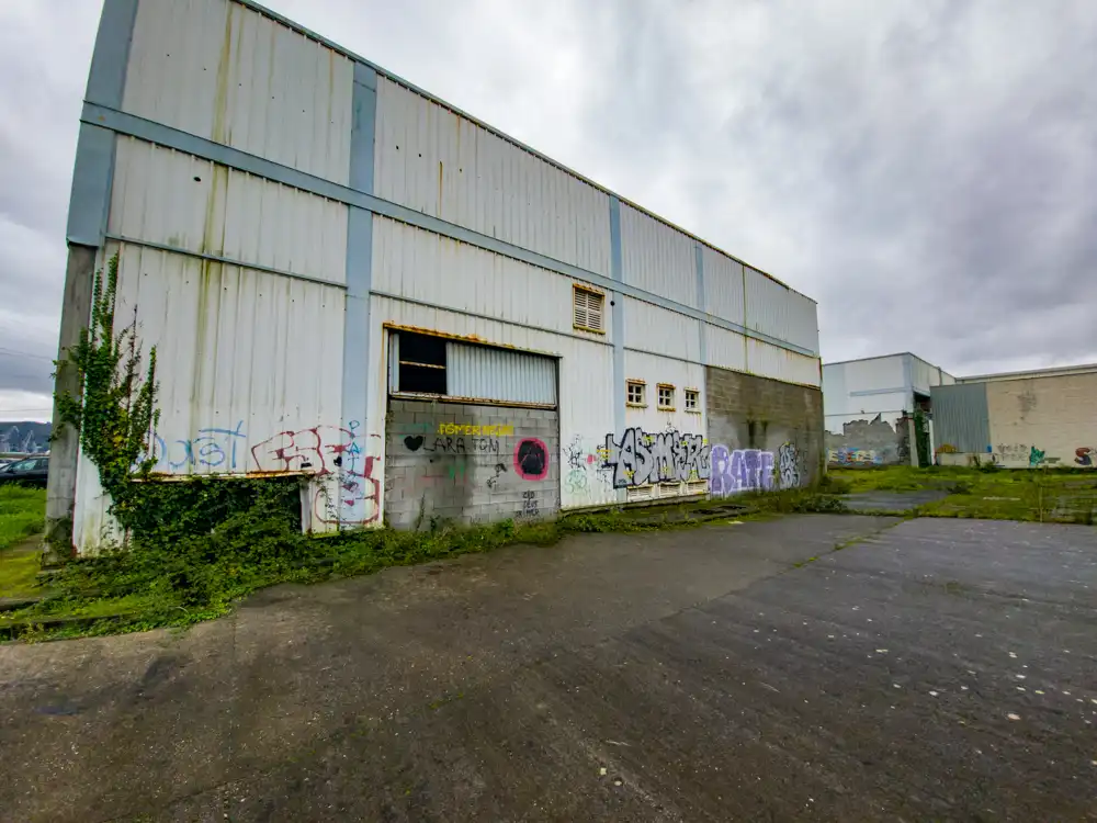 Vista exterior de Nave industrial en venta en Narón