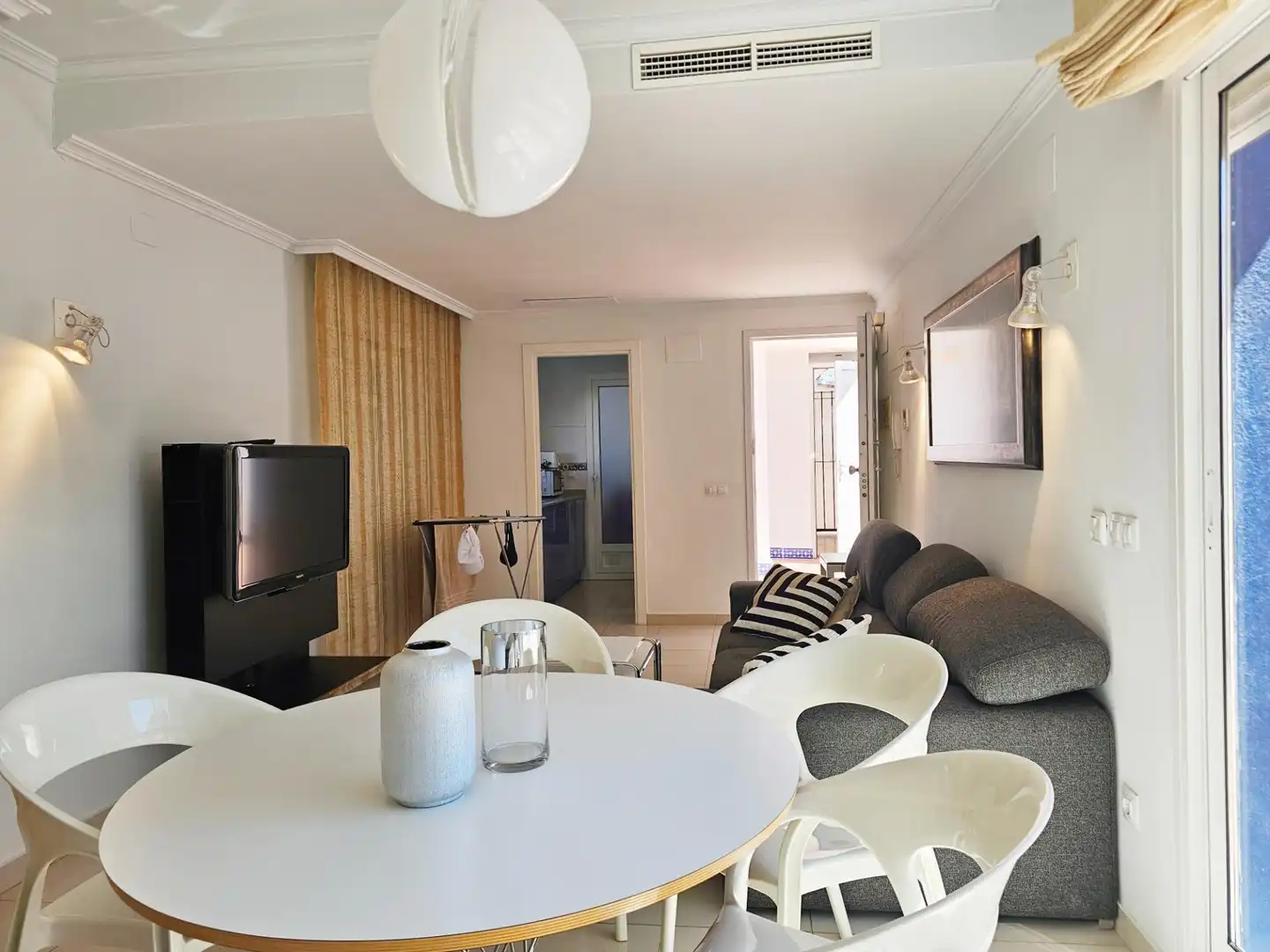 Sala d'estar de Àtic de lloguer en Dénia amb Aire condicionat, Calefacció i Jardí privat