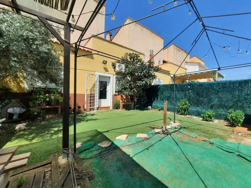 Garten von Einfamilien-Reihenhaus zum Verkauf in Escalona mit Klimaanlage, Heizung und Terrasse
